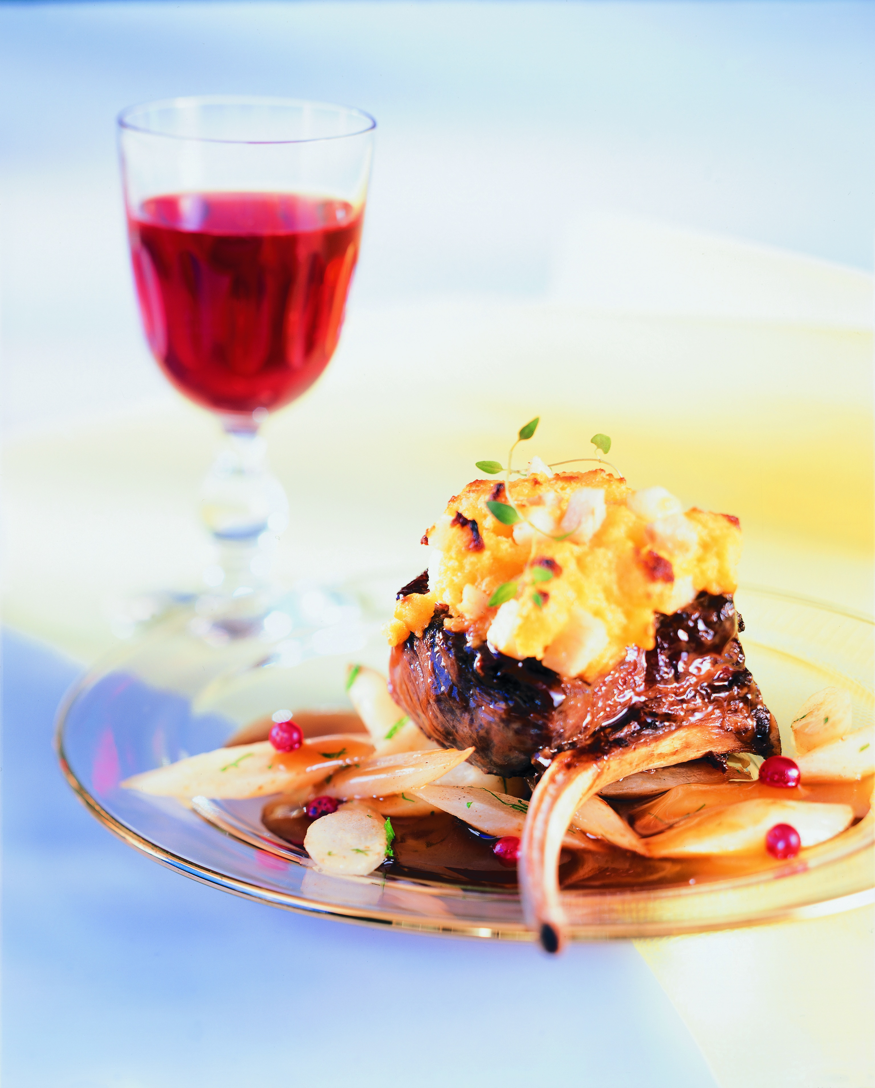 hirschkoteletts-mit-brioche-birnenkruste-und-schwarzwurzelgem-se-rezept