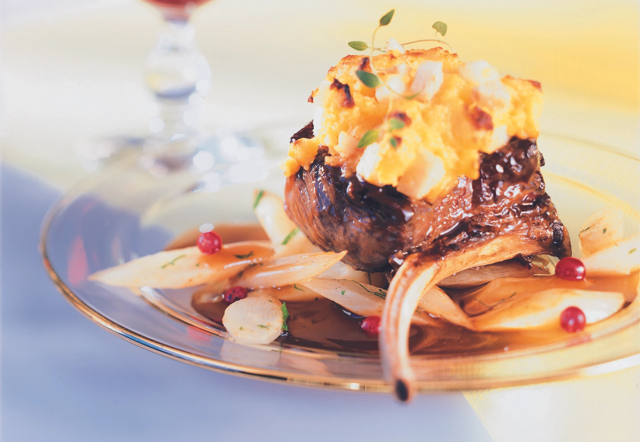 Hirschkoteletts Mit Brioche Birnenkruste Und Schwarzwurzelgem se Rezept hirschkoteletts-mit-brioche-birnenkruste-und-schwarzwurzelgem-se-rezept