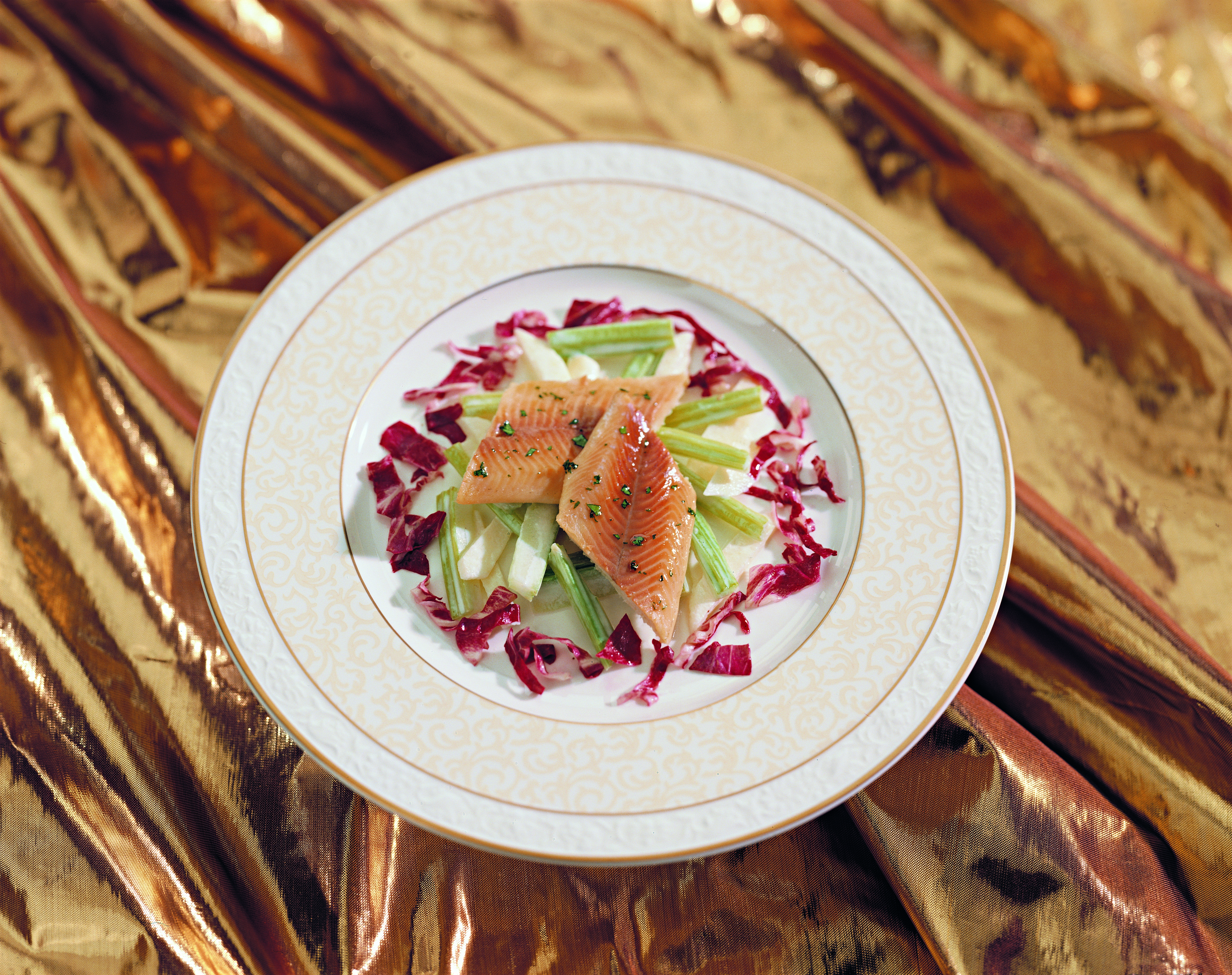 Räucherforellen-Filet auf Apfel-Selleriesalat mit Striezeltoasts