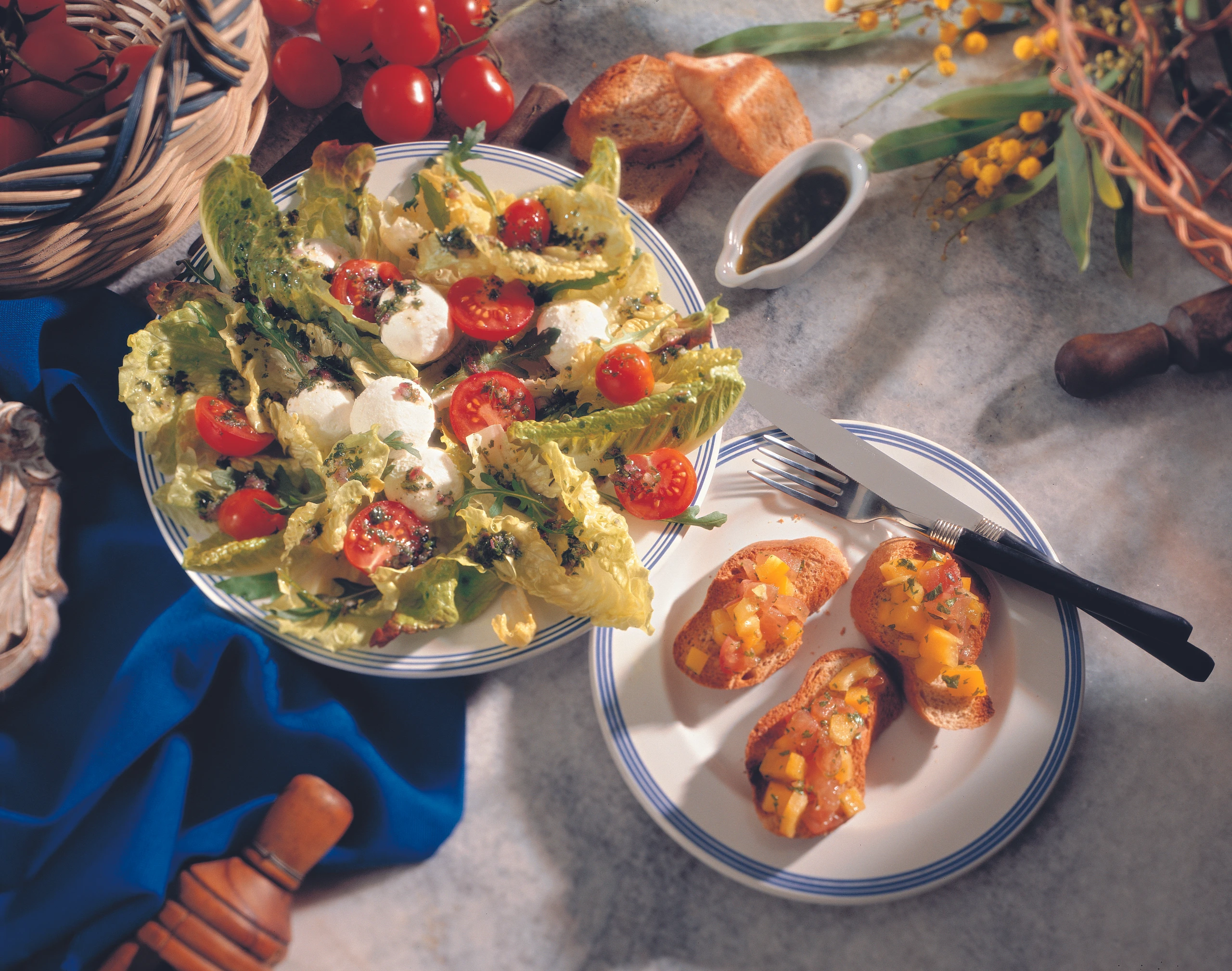 Joghurt-Käsebällchen mit Knoblauch-Crostini