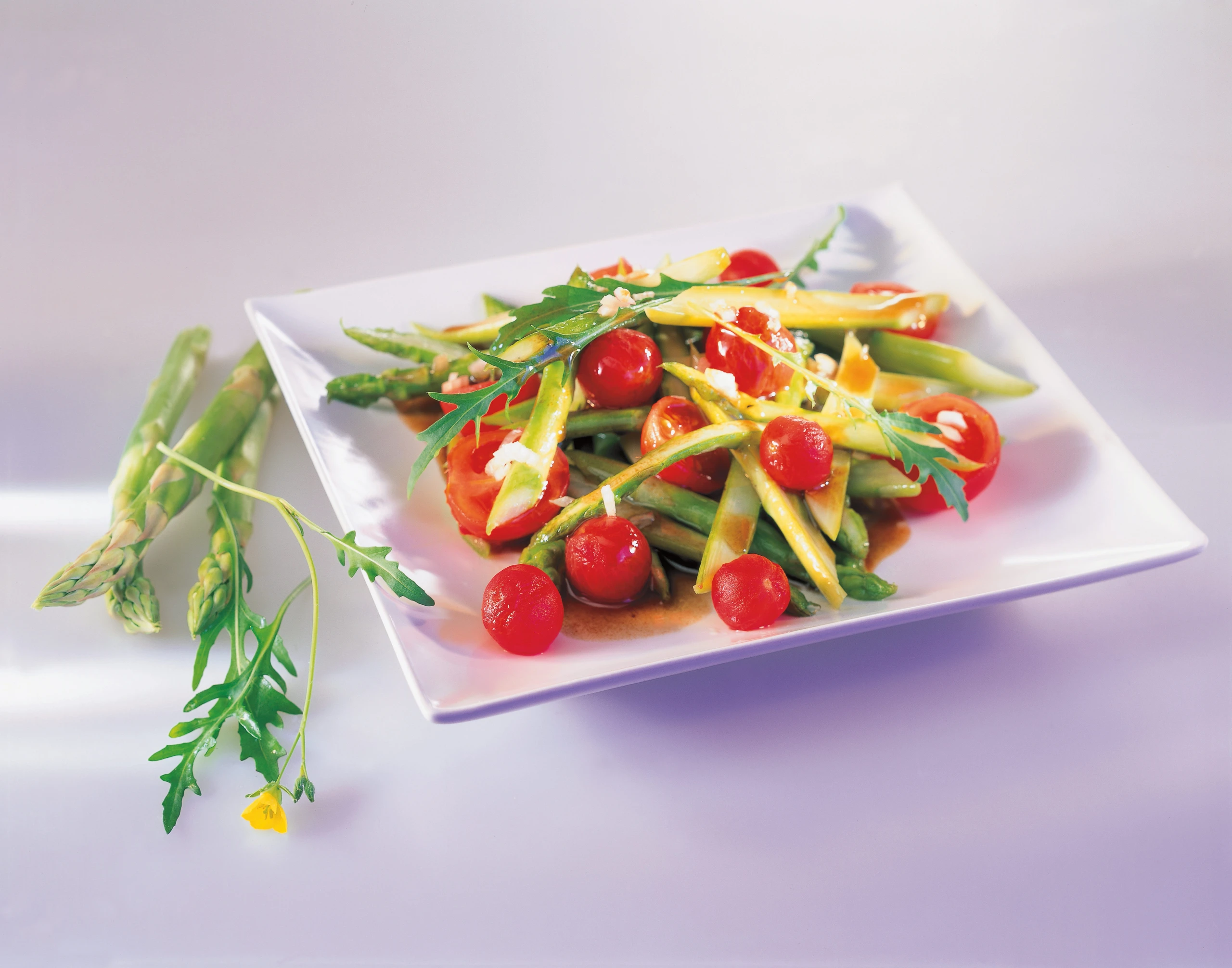 Salat von grünem Spargel, Paradeisern und Rucola