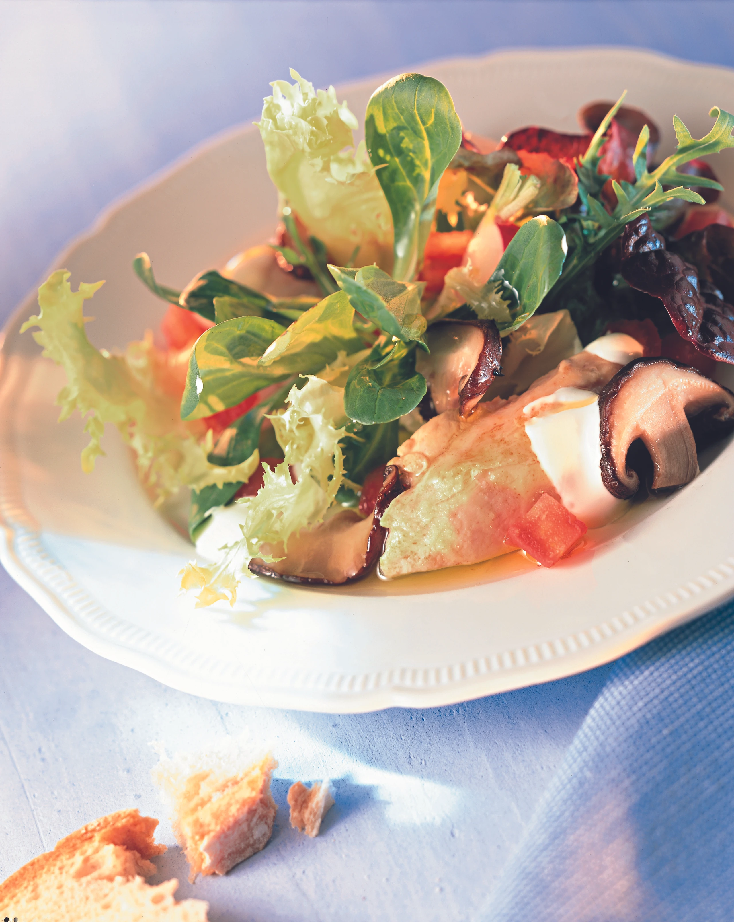 Hühnerbruststreifen auf Sommersalat