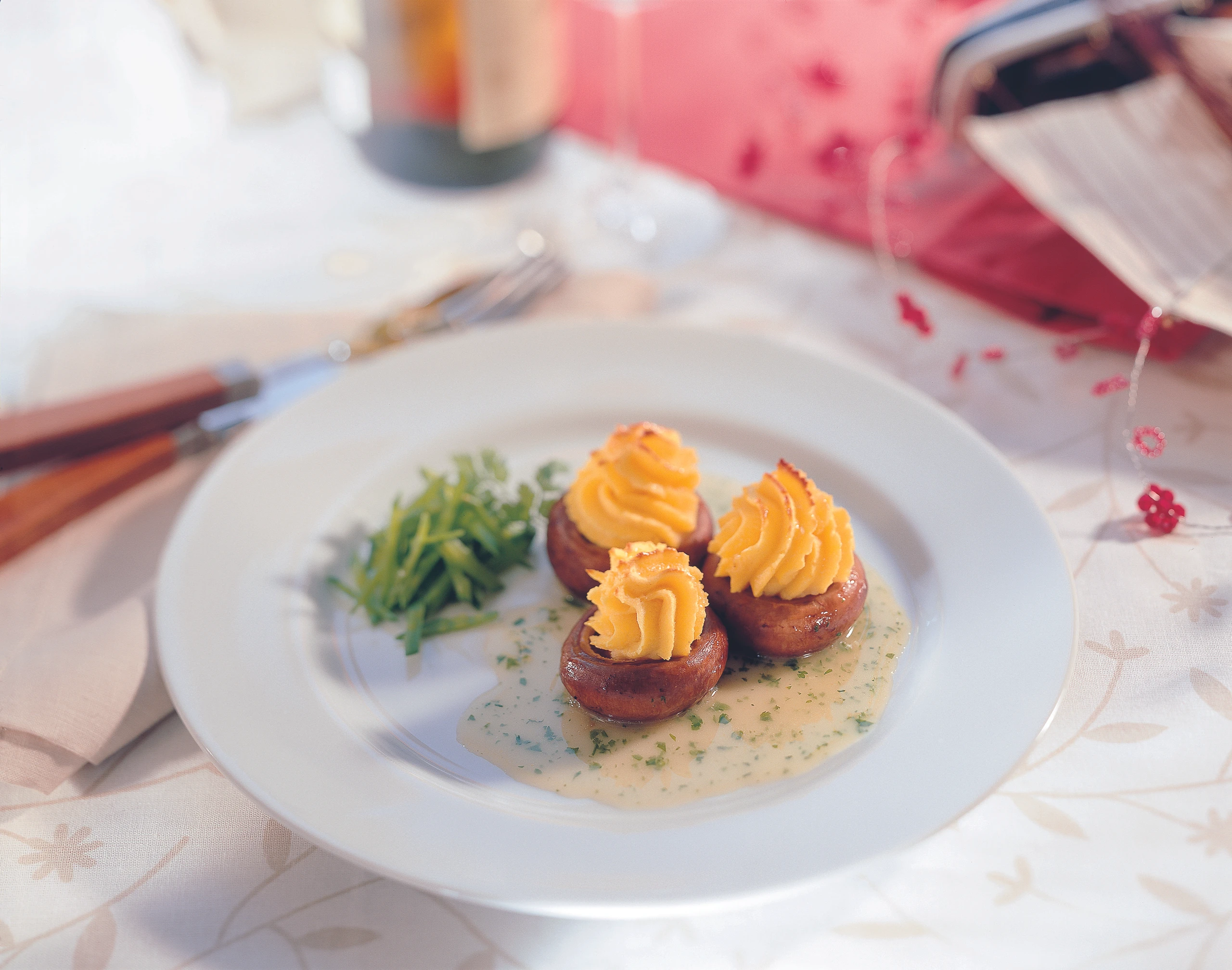 Gefüllte Champignonköpfe mit Kerbelfond