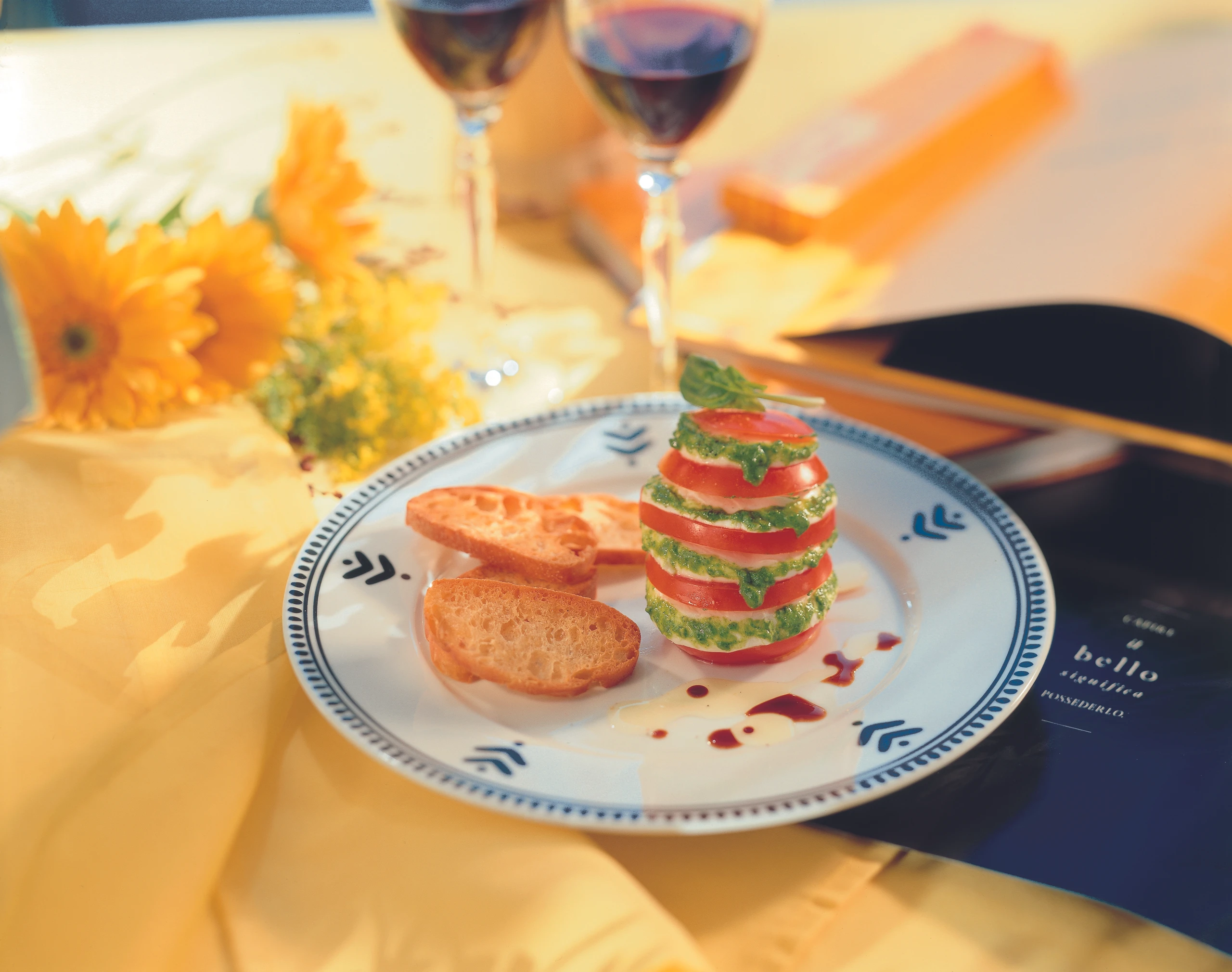 Mozzarella-Paradeistürmchen mit Knoblauch-Ciabatta