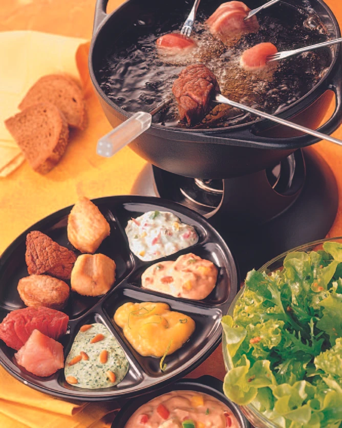 Fleischfondue mit dreierlei Saucen