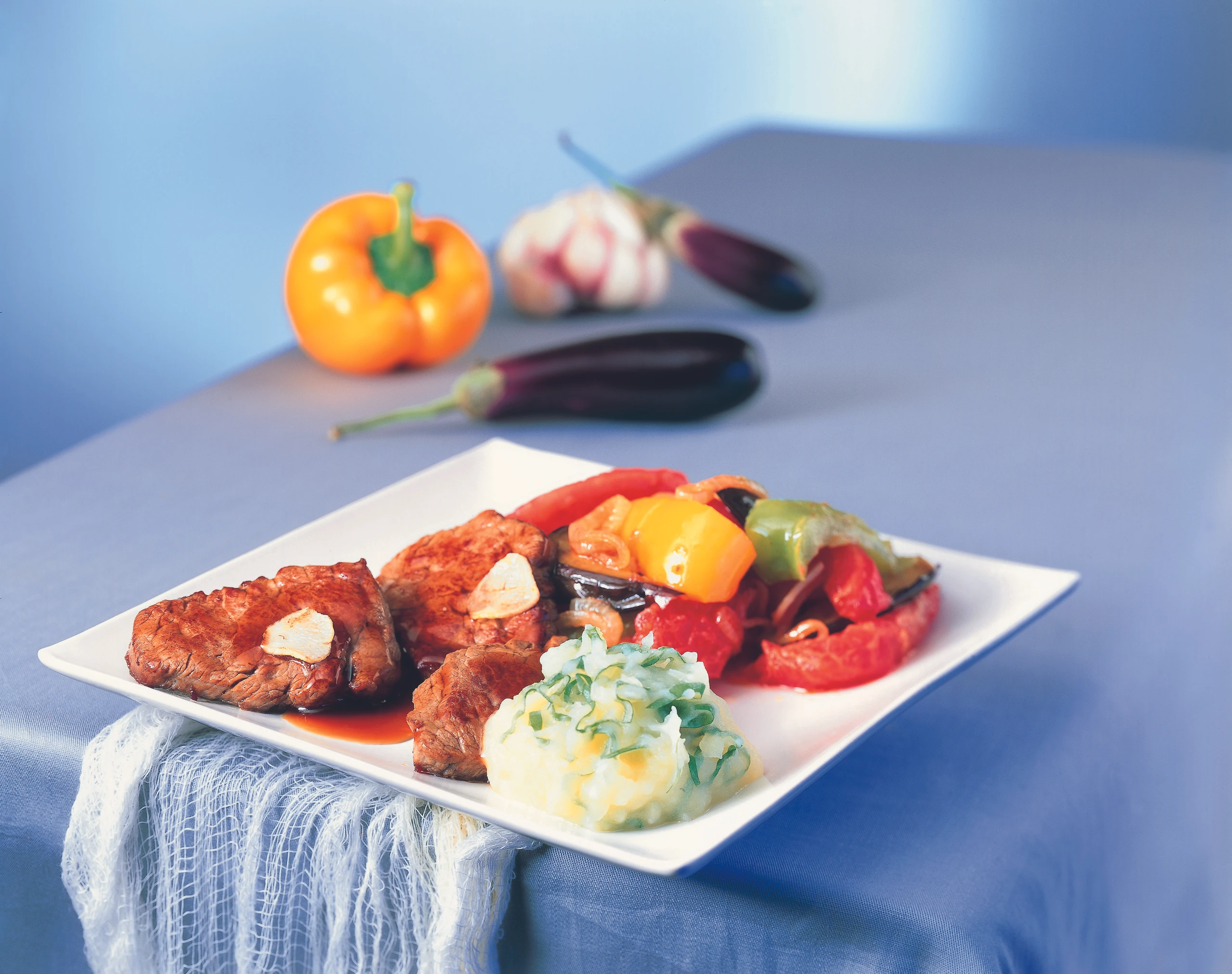 Rindslungenbraten mit Erdäpfel-Basilikum-Creme und Ratatouille