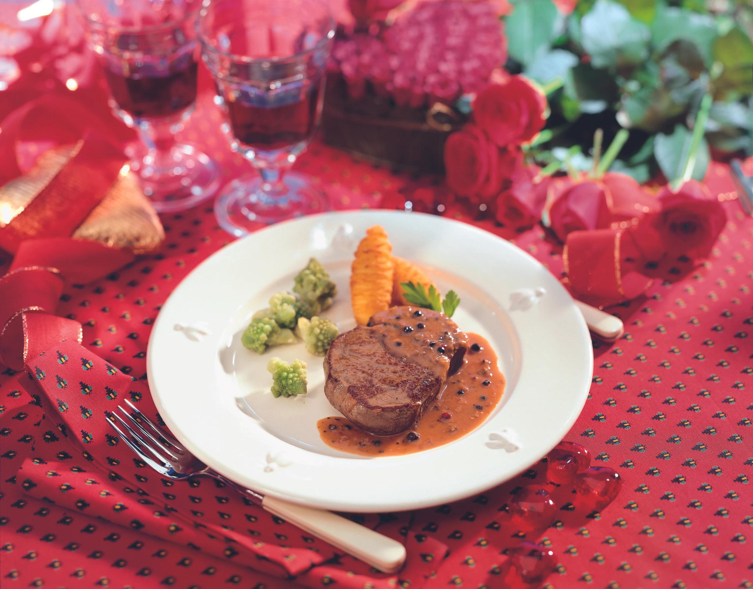 Steaks mit Pfefferrahmsauce, Erdäpfelkroketten und Romanesco