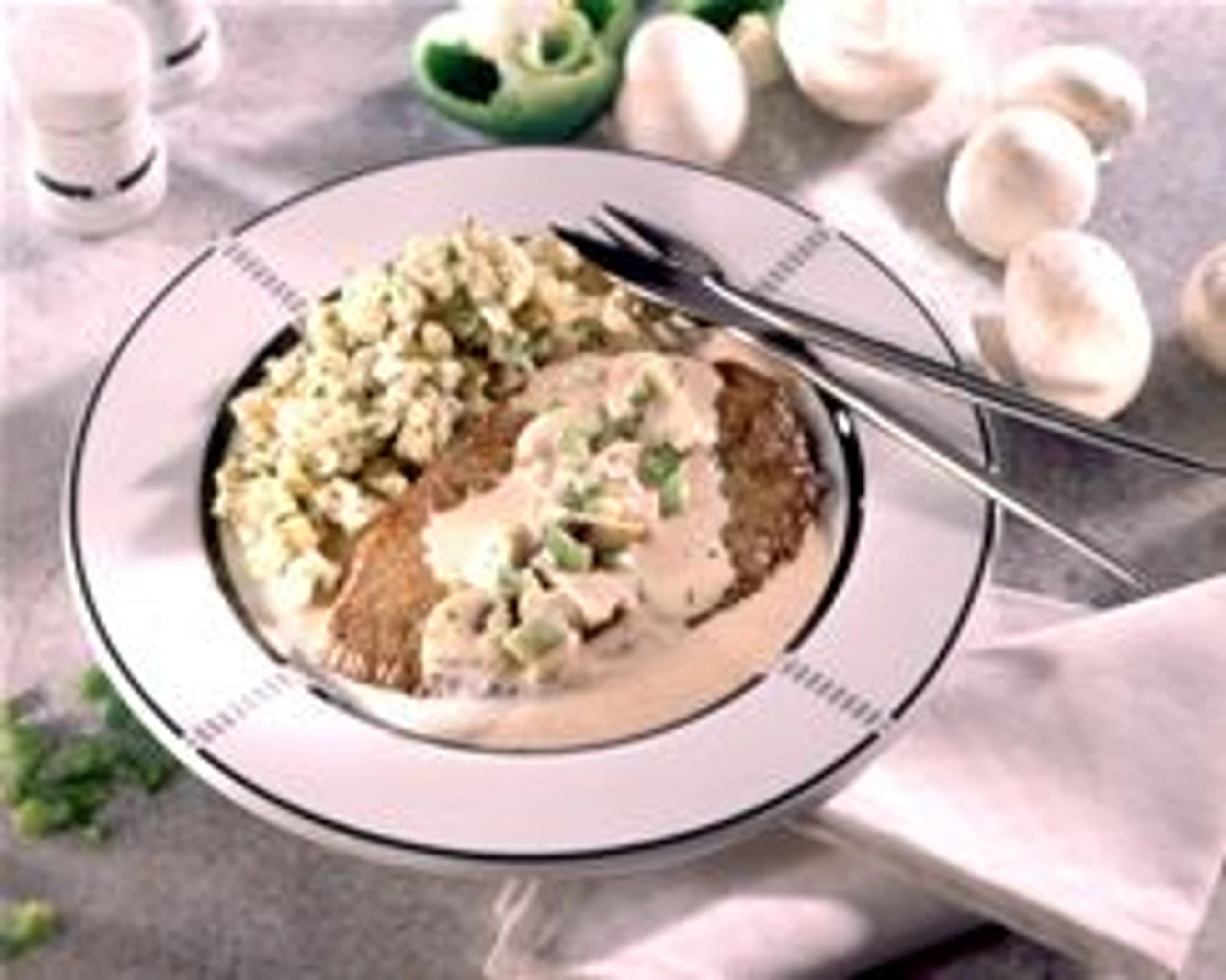 Rindsschnitzel mit Champignonsauce und Kräuterspätzle