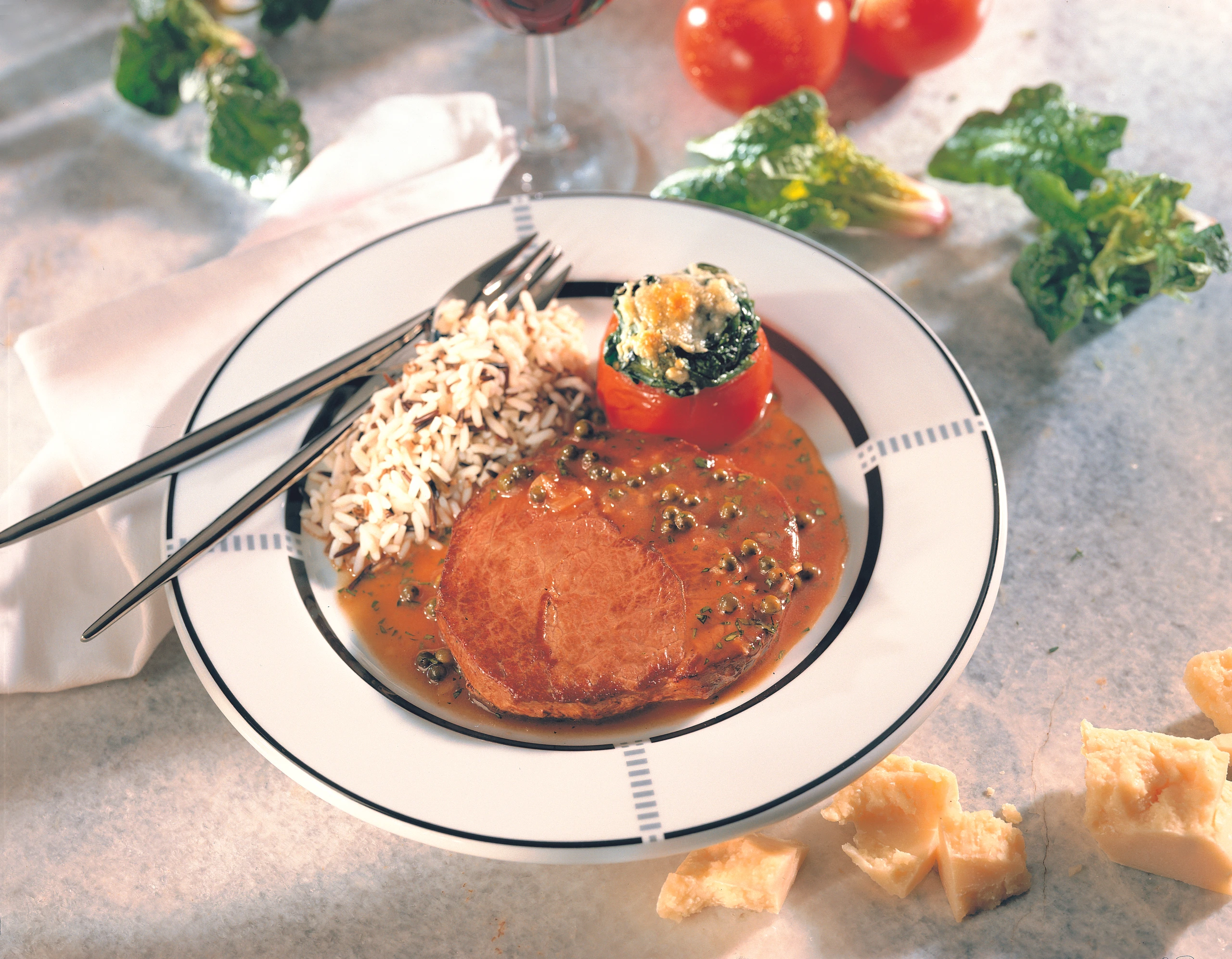 Hüftsteak mit Pfeffersauce, gemischtem Reis und Paradeisern mit Spinatfülle