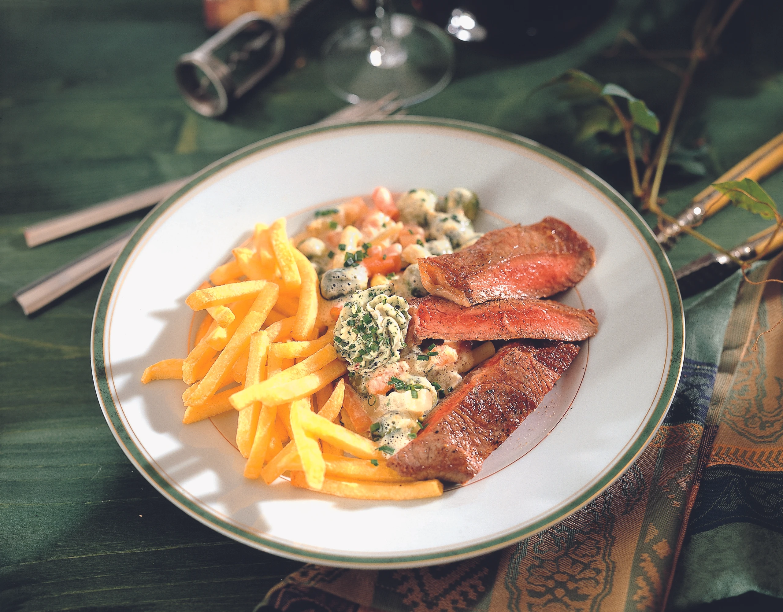 Entrecôte mit Rahmgemüse und Kräuterbutter