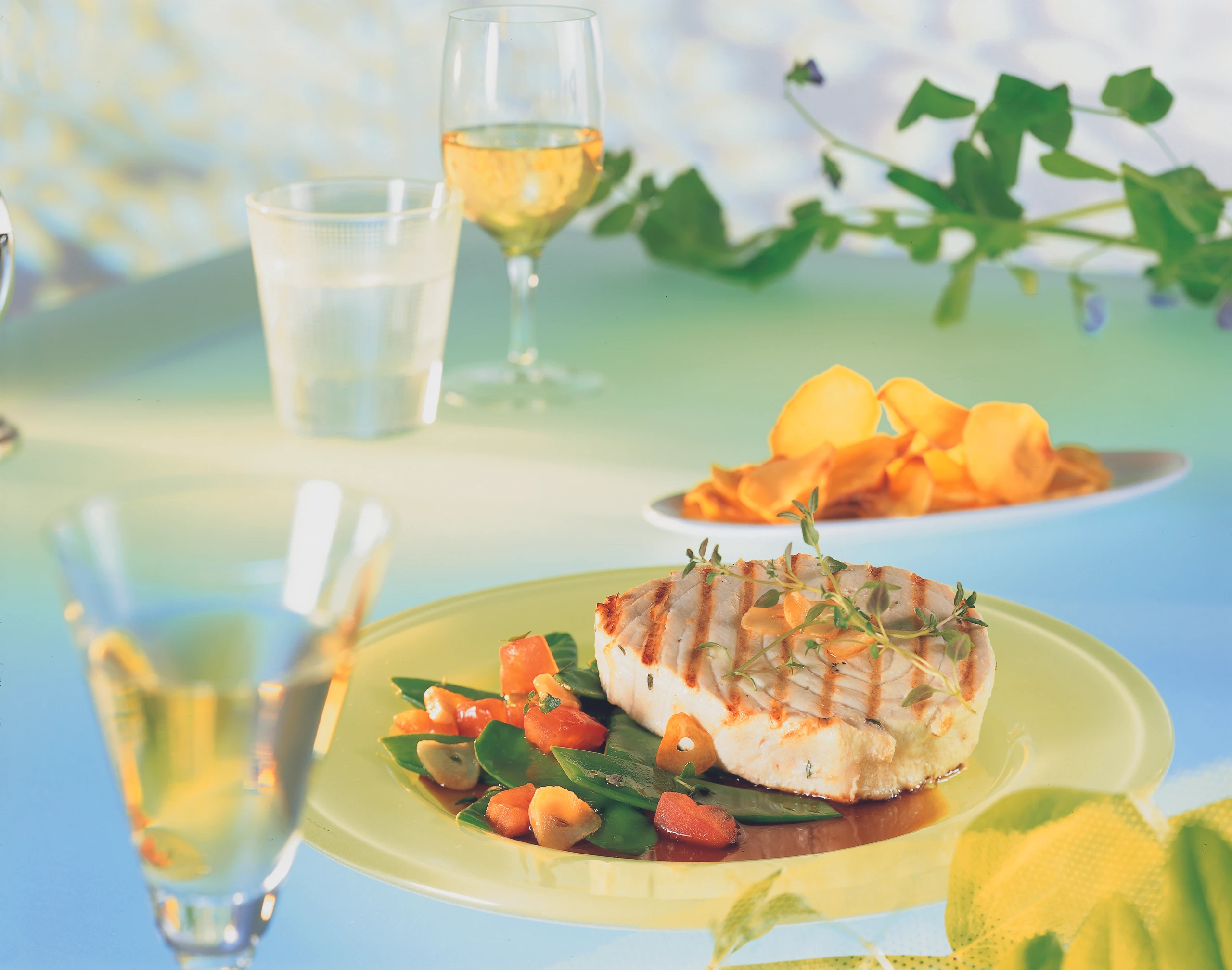 Mariniertes Thunfisch-Steak mit Erbsenschoten-Paradeiser-Gemüse und Erdäpfelchips