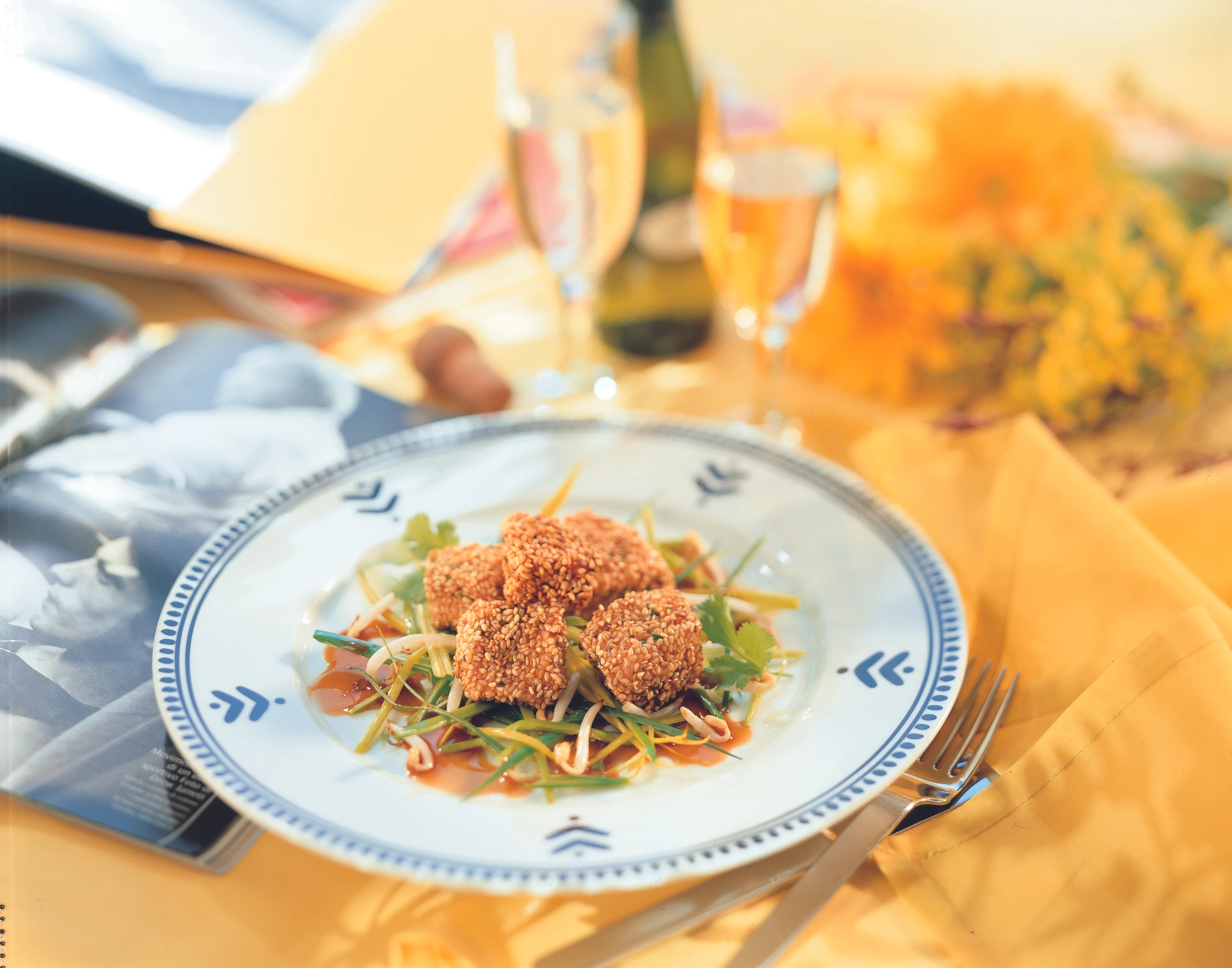 Lachs-Sesamwürfel mit Koriander und Sprossen-Lauch-Gemüse