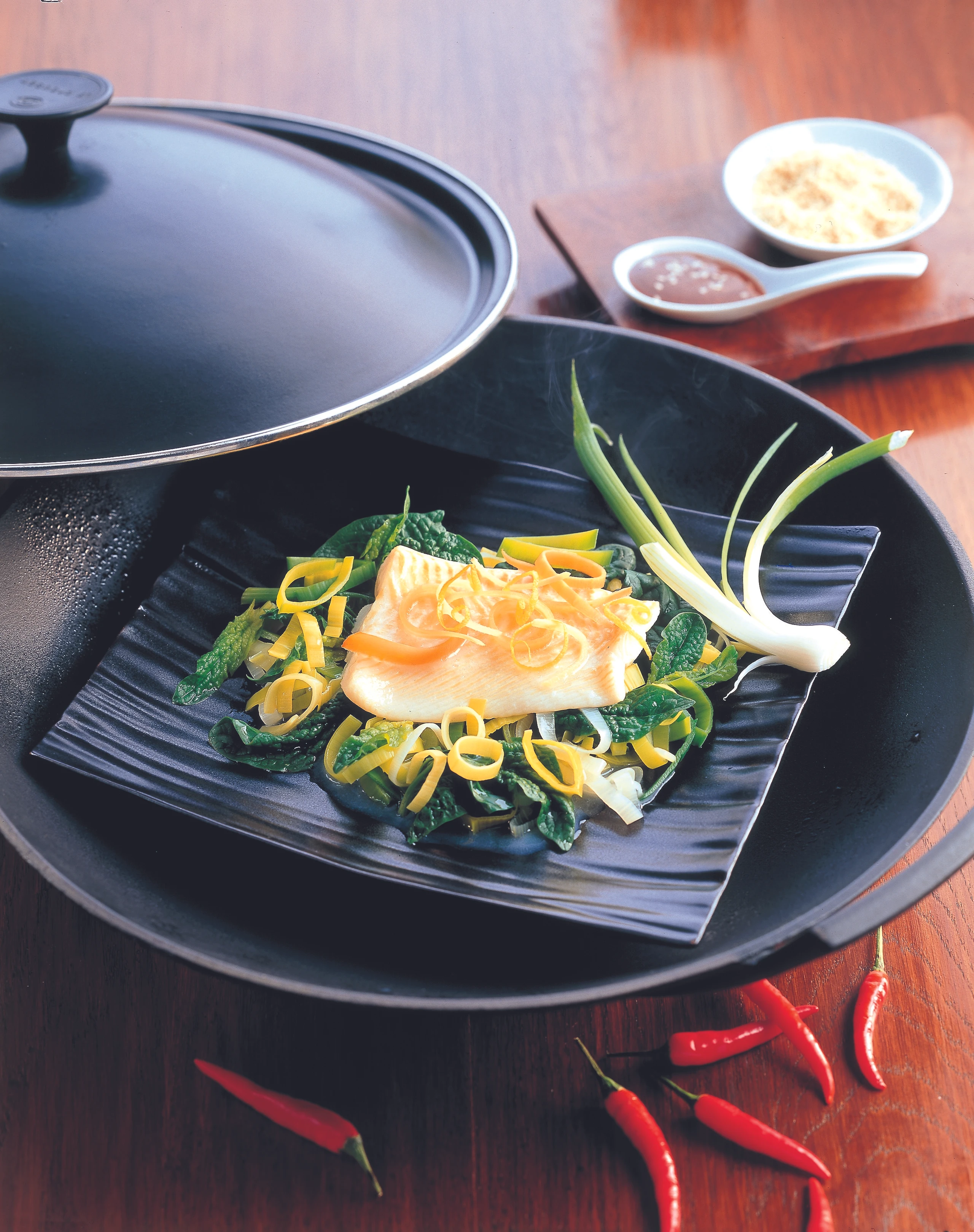 Gedämpftes Fischfilet auf Spinat mit Dip von dreierlei Sesam