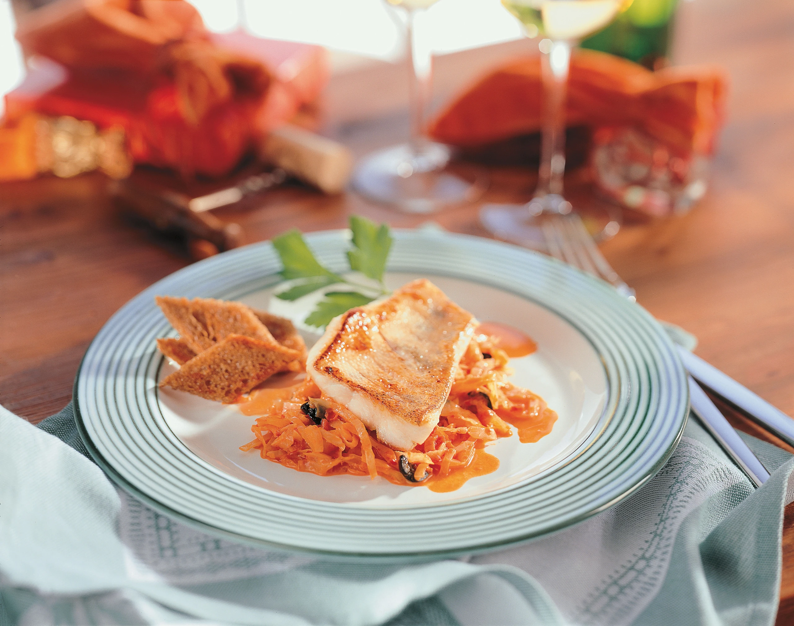 Zander auf Paprika-Olivenkraut mit Brotecken