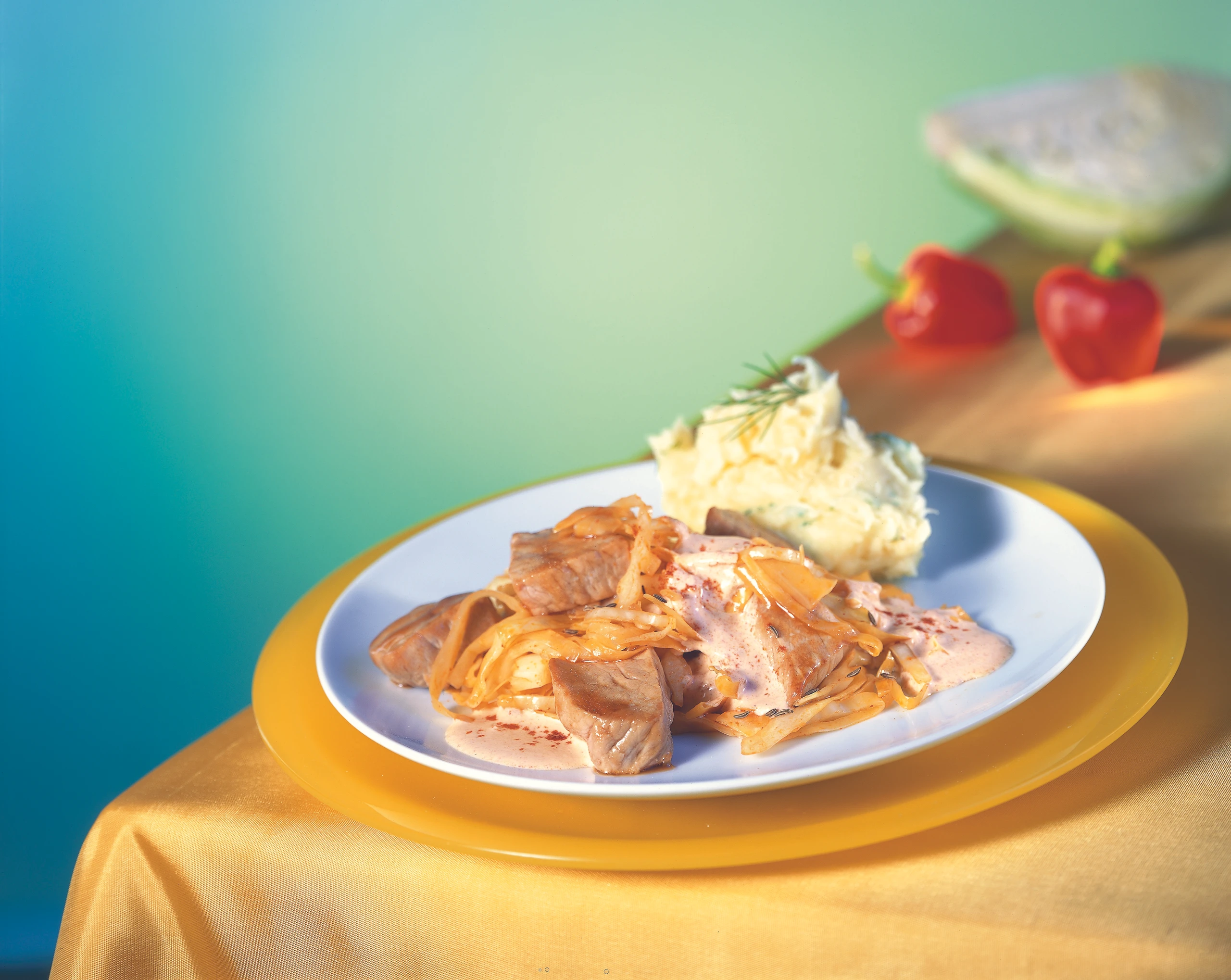 Ungarisches Krautfleisch mit Sellerie-Erdäpfel-Püree