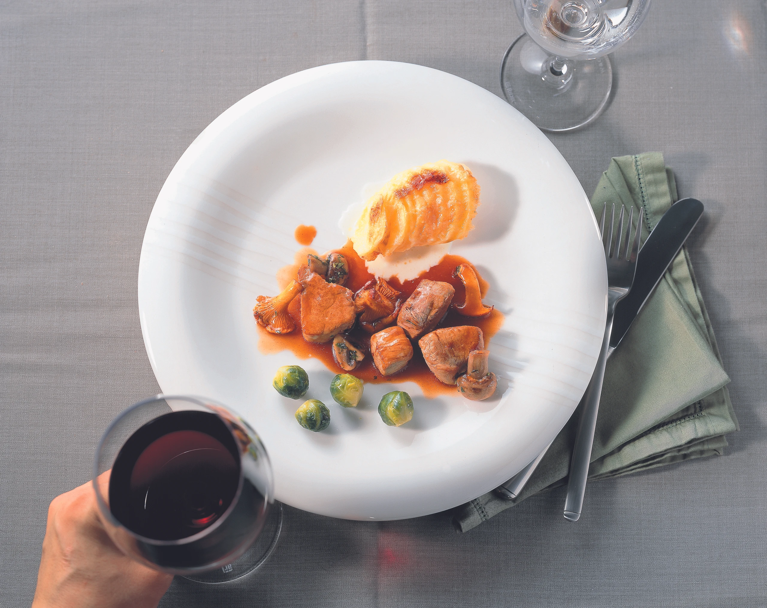 Schweinsfiletwürfel mit Majoransaft und Erdäpfelgratin