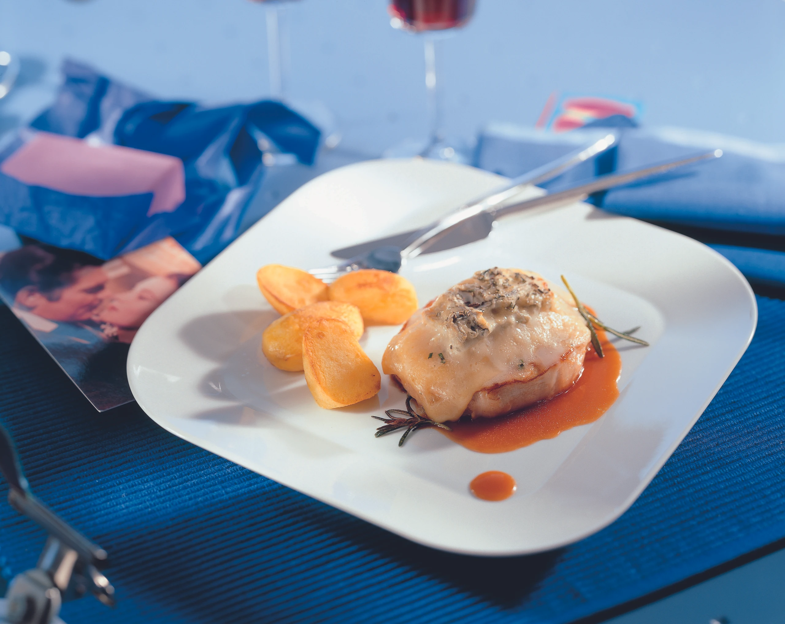 Schweinssteak mit Käse und Rosmarin überbacken, dazu Braterdäpfel