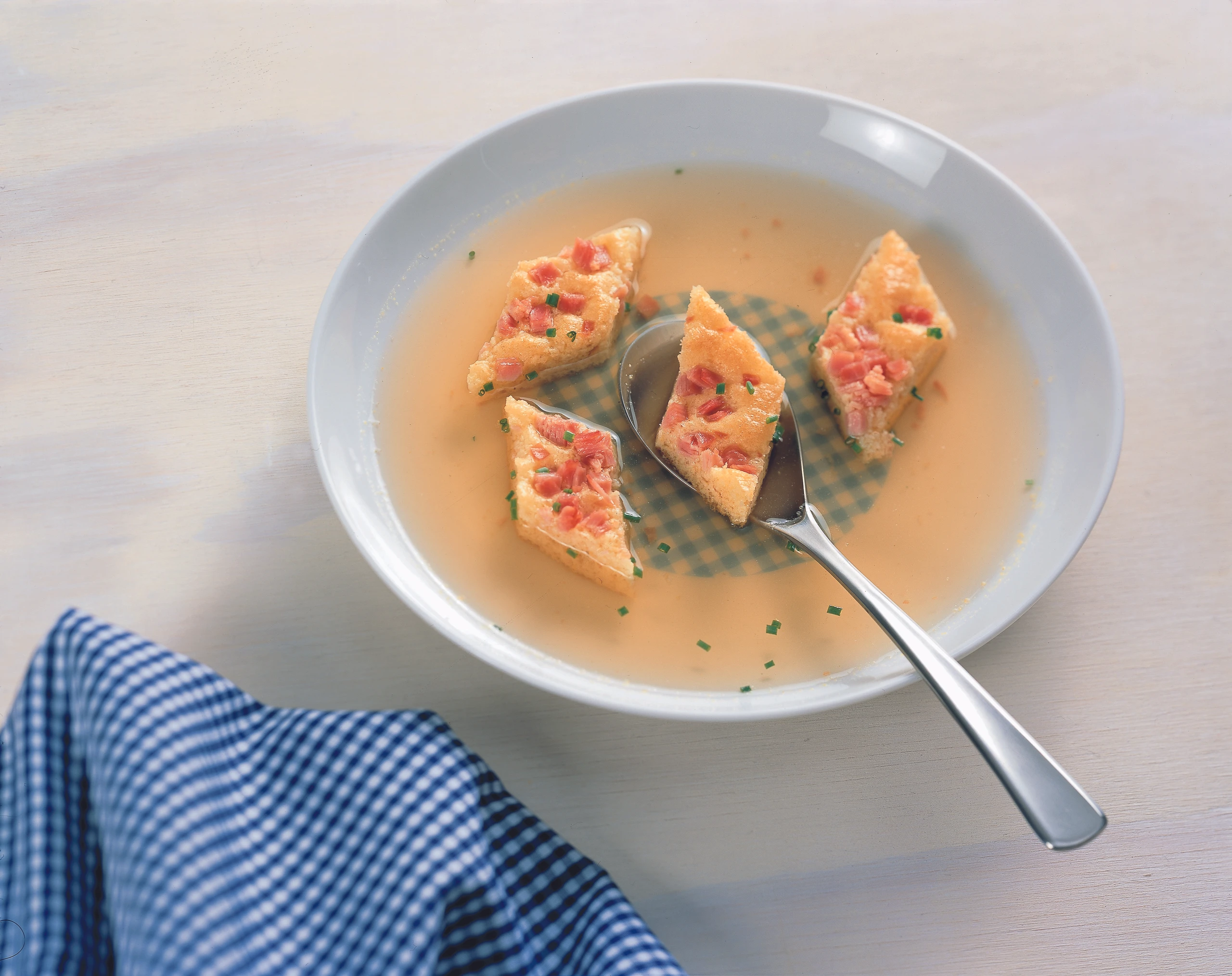 Rindsuppe mit Schinken-Käse-Schöberln
