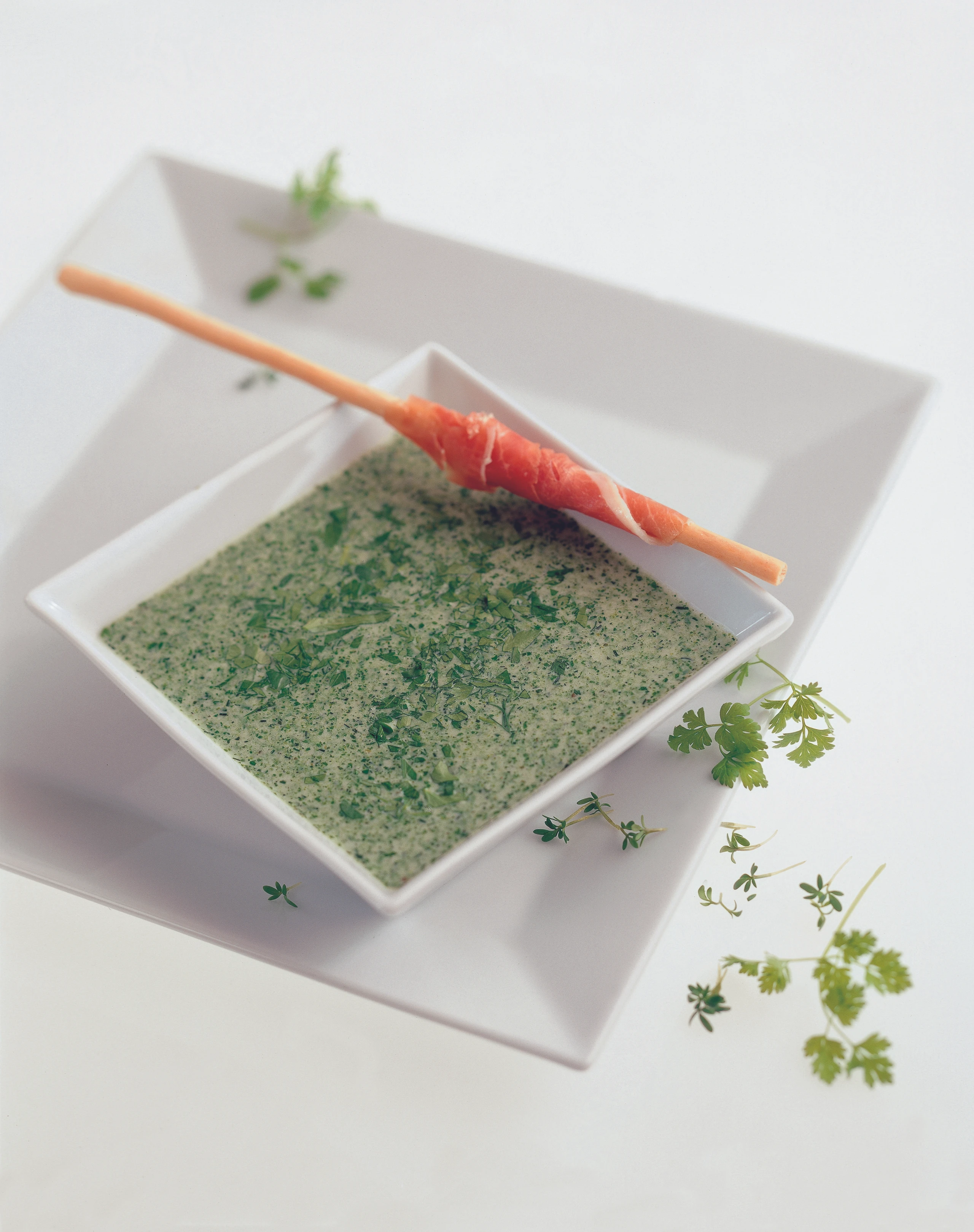 Kräuterschaumsuppe mit Prosciutto-Grissini