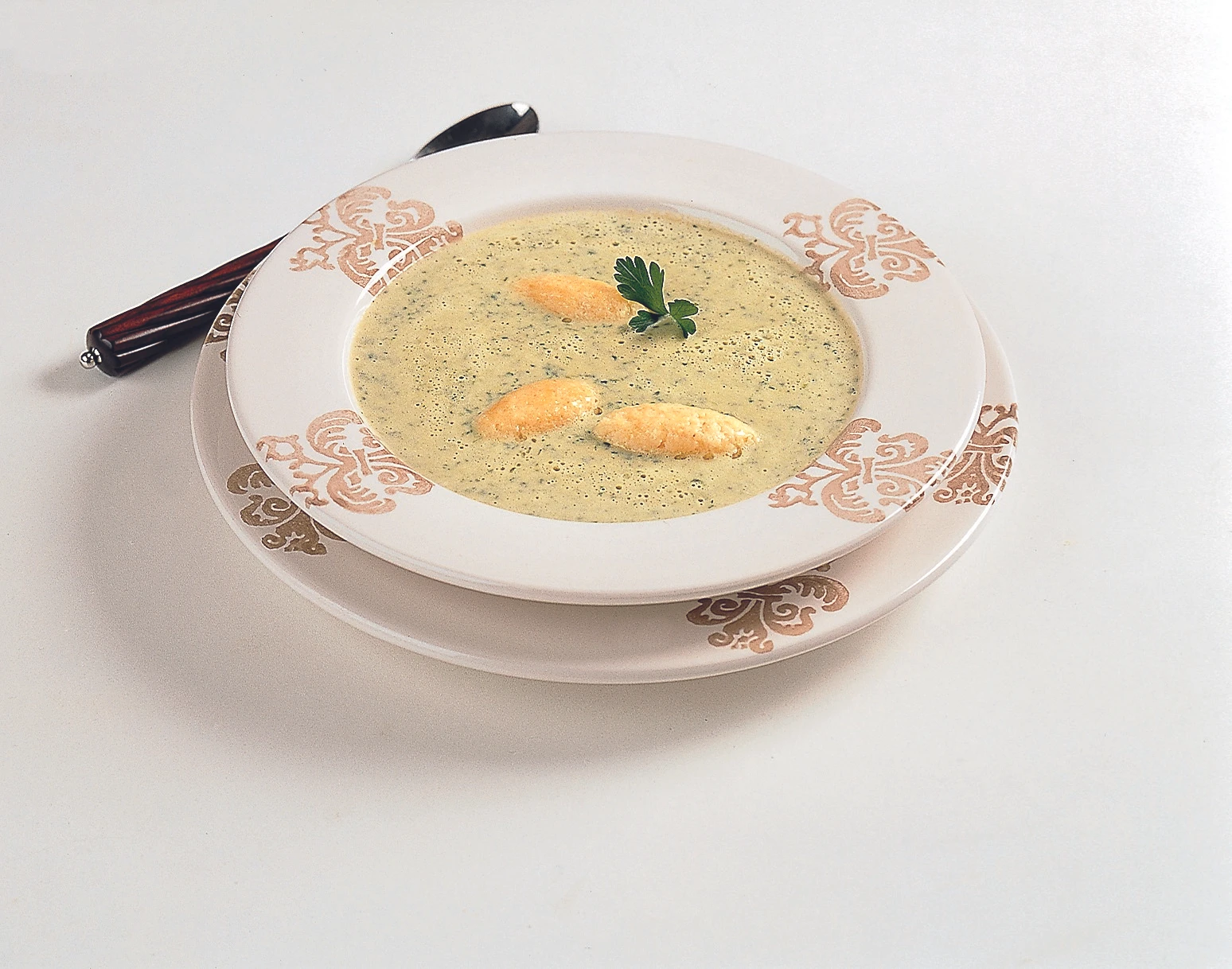 Kohlrabi-Petersilsuppe mit Parmesannockerln