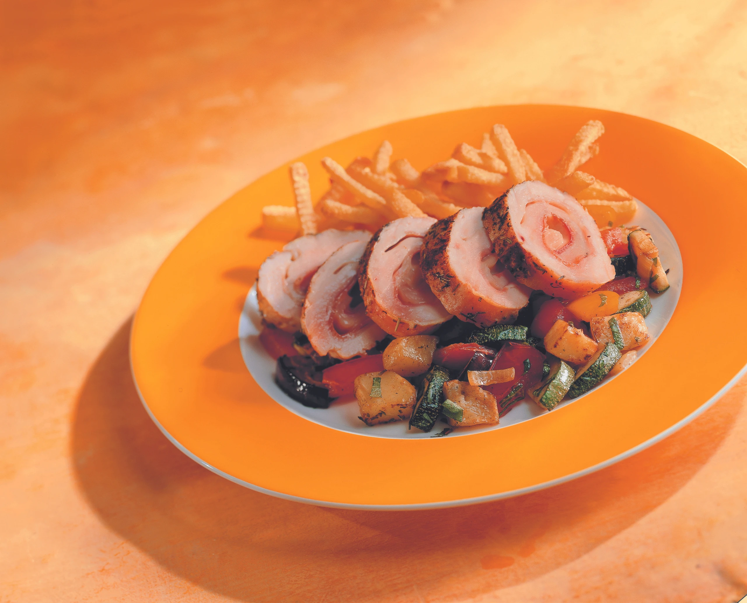 Putenrouladen mit Rohschinken-Käsefülle und italienischem Gemüse