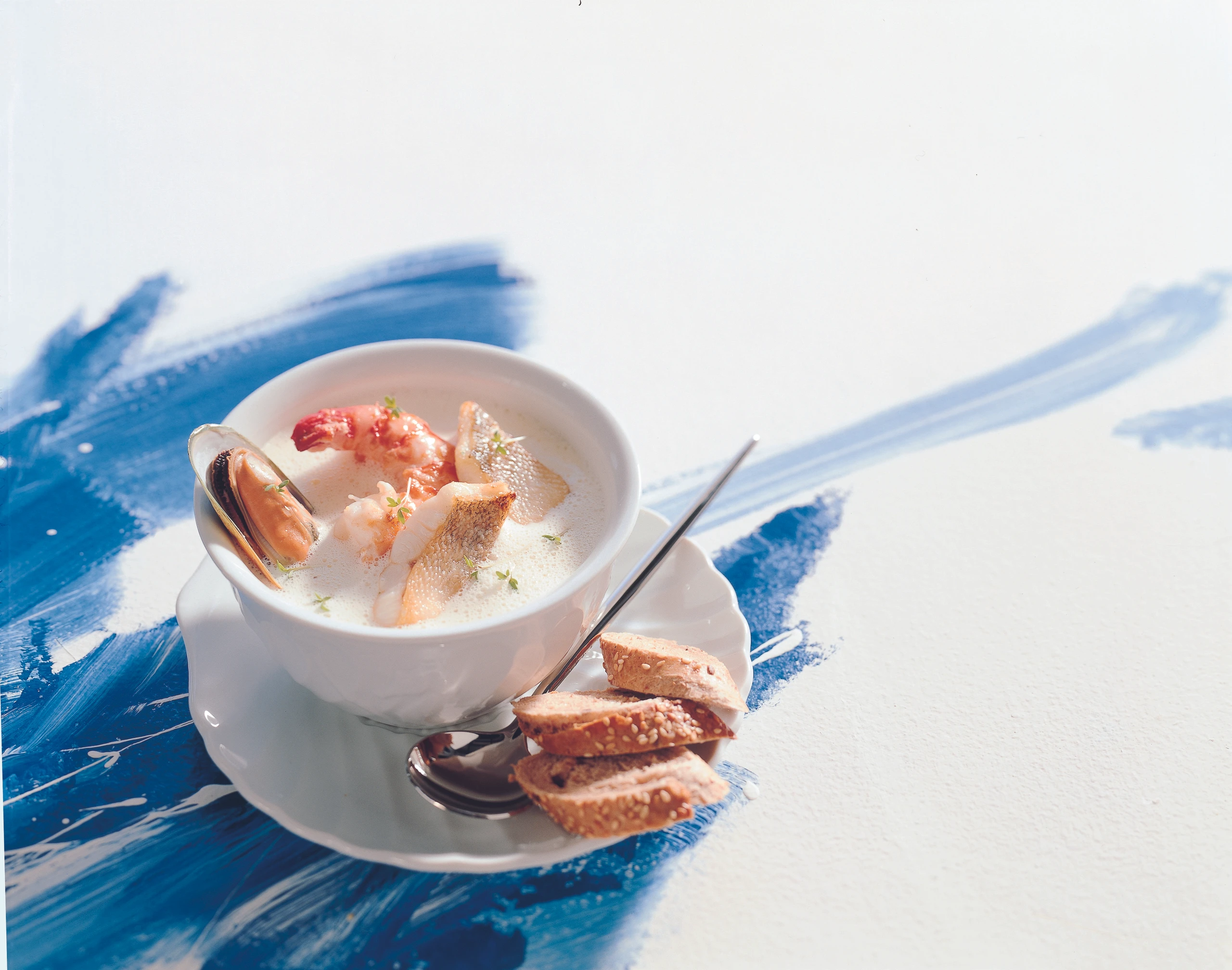Fischsuppe mit Garnelen und Muscheln