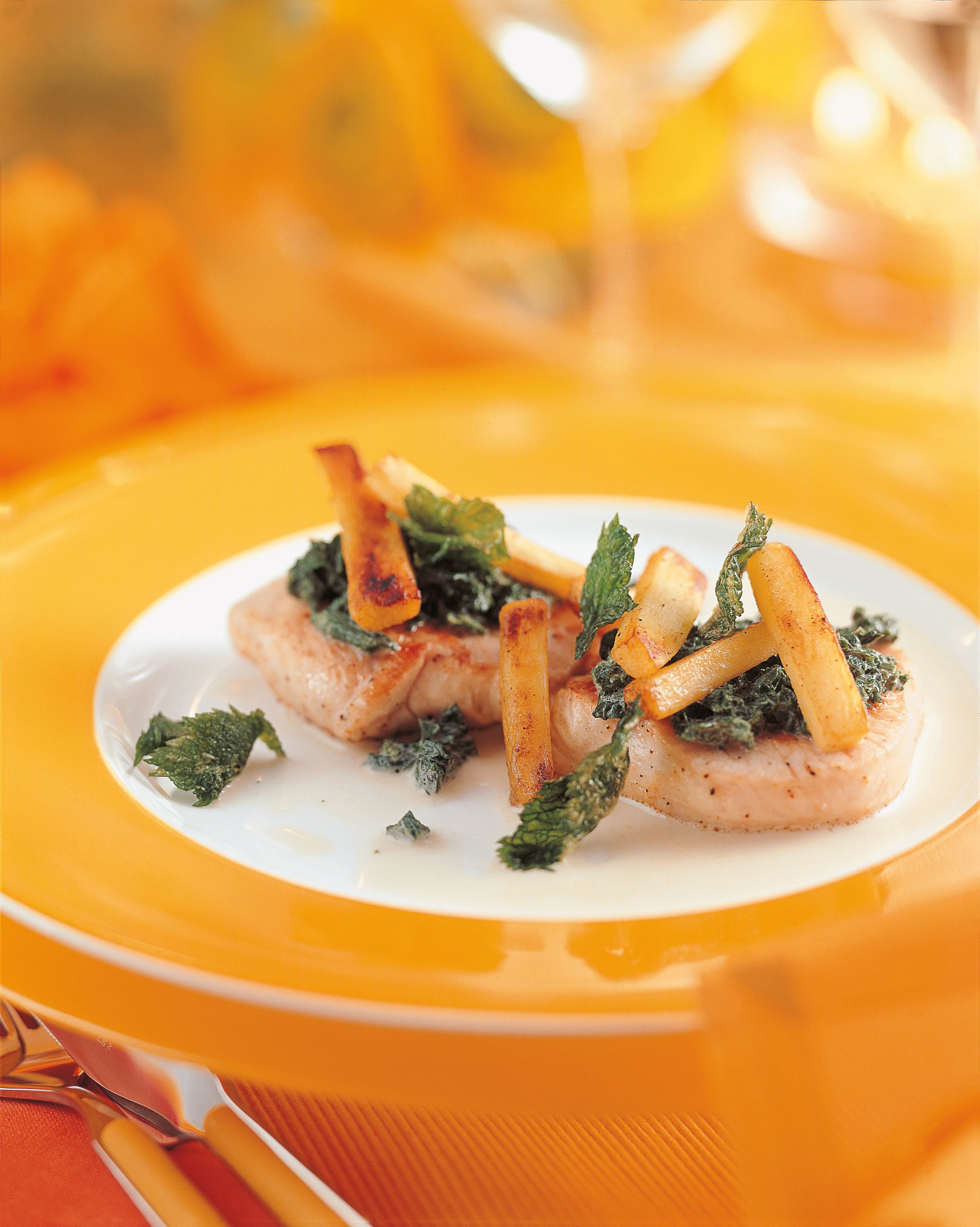 Putenmedaillons mit Brennnesselsauce und Pastinaken