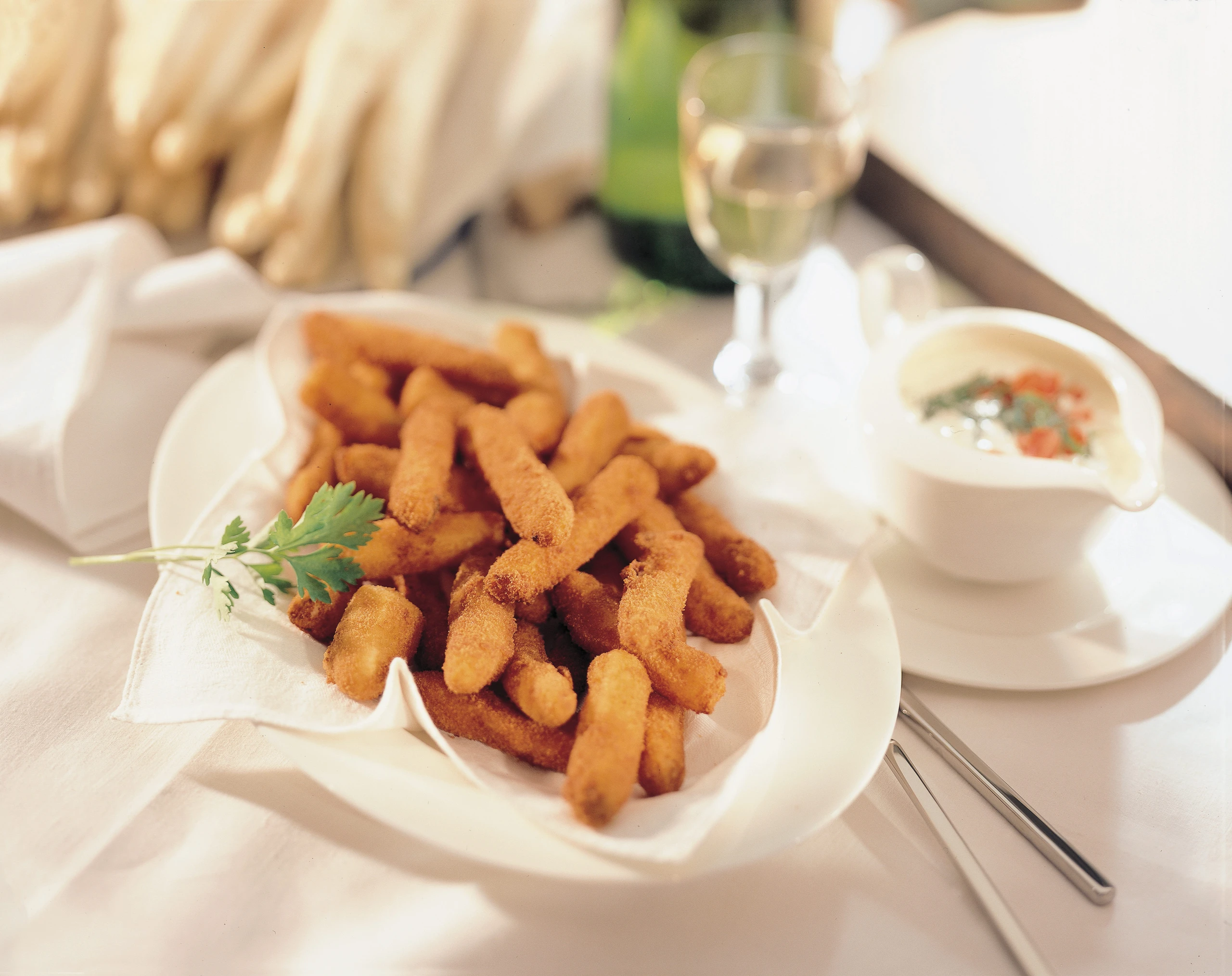 Gebackene Spargelköpfe mit Basilikumrahm