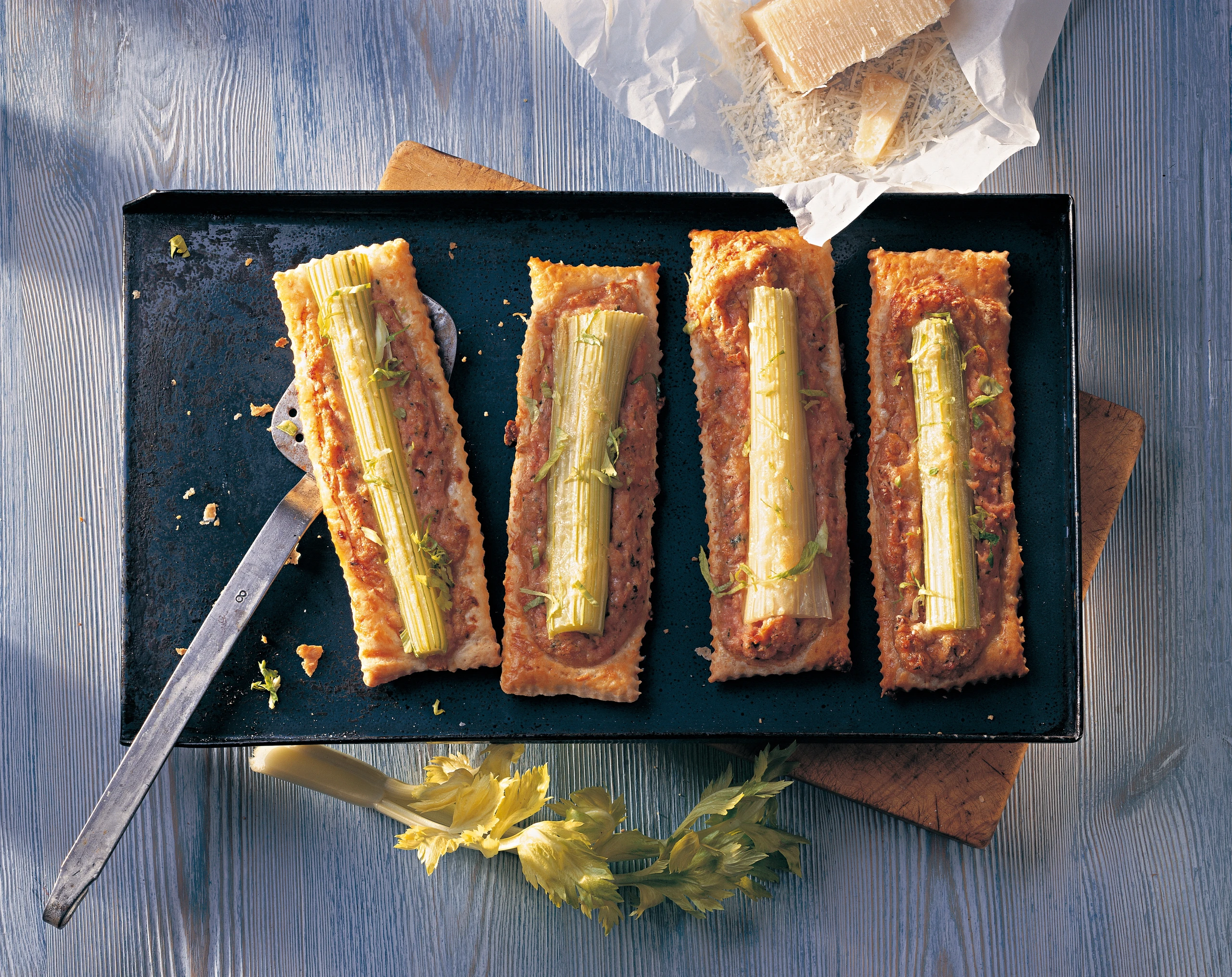 Stangensellerie-Schnitten mit Selchfleisch und Parmesan