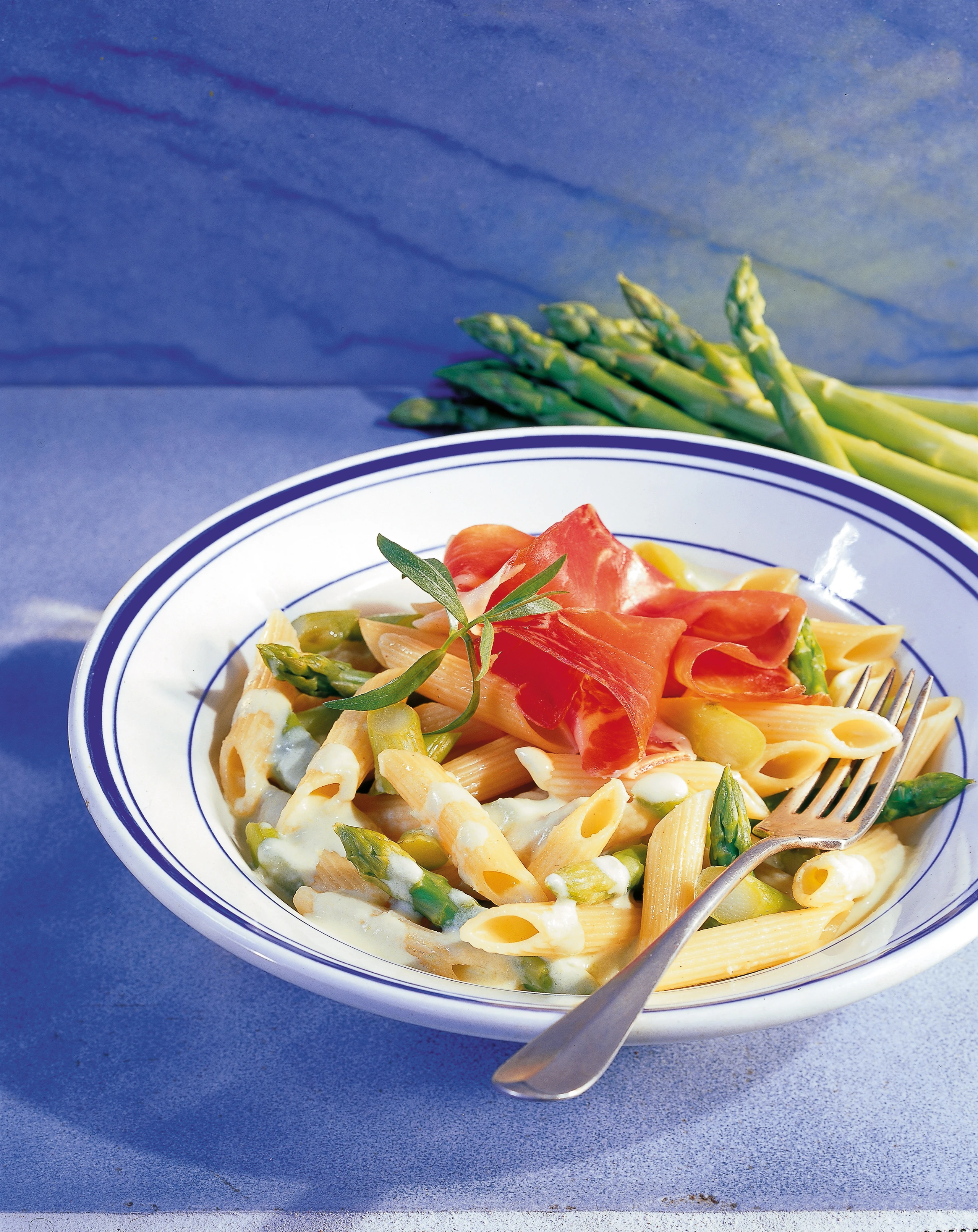 Penne mit grünem Spargel und Prosciutto