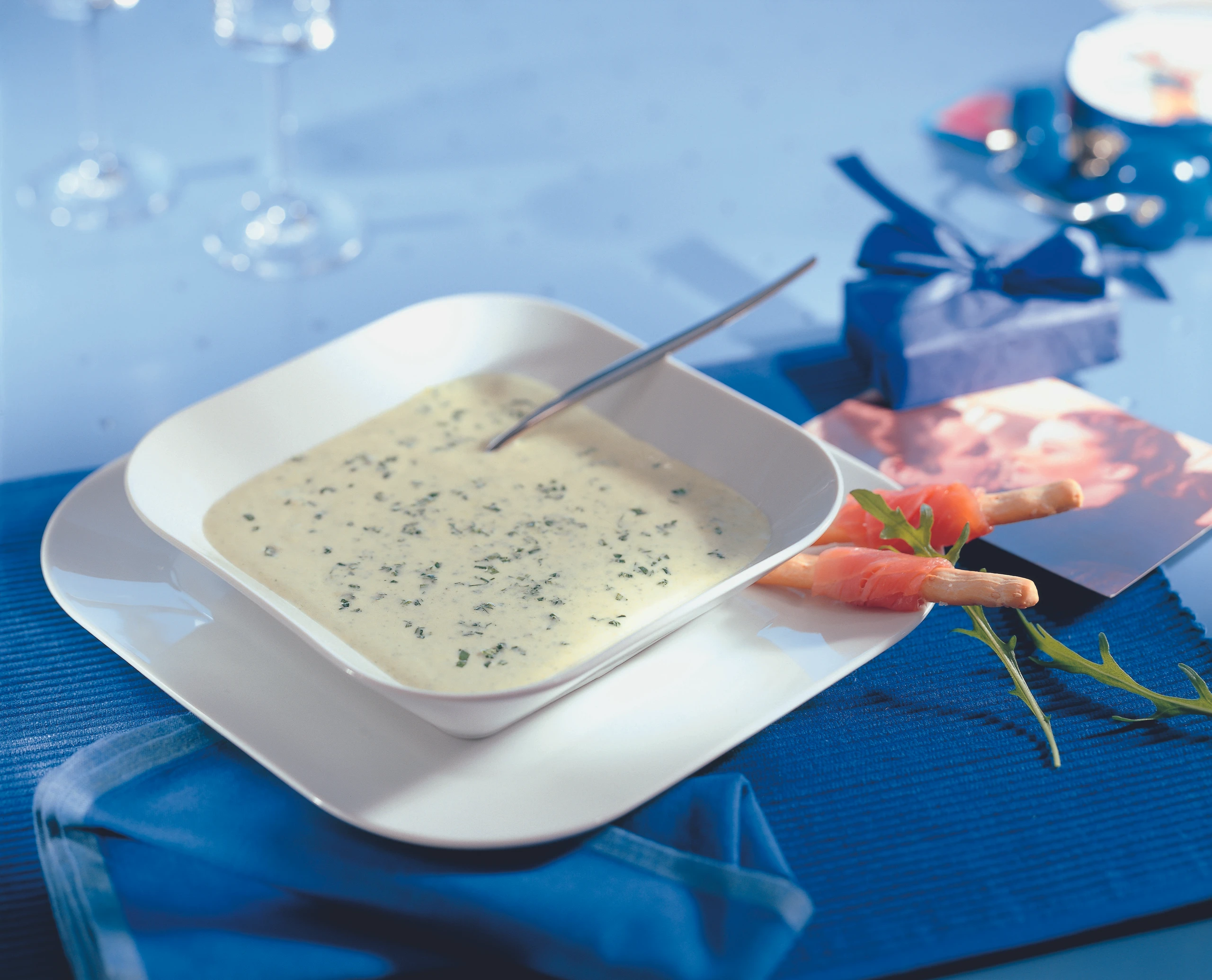 Zucchinisuppe mit Rucola und Lachs-Grissini