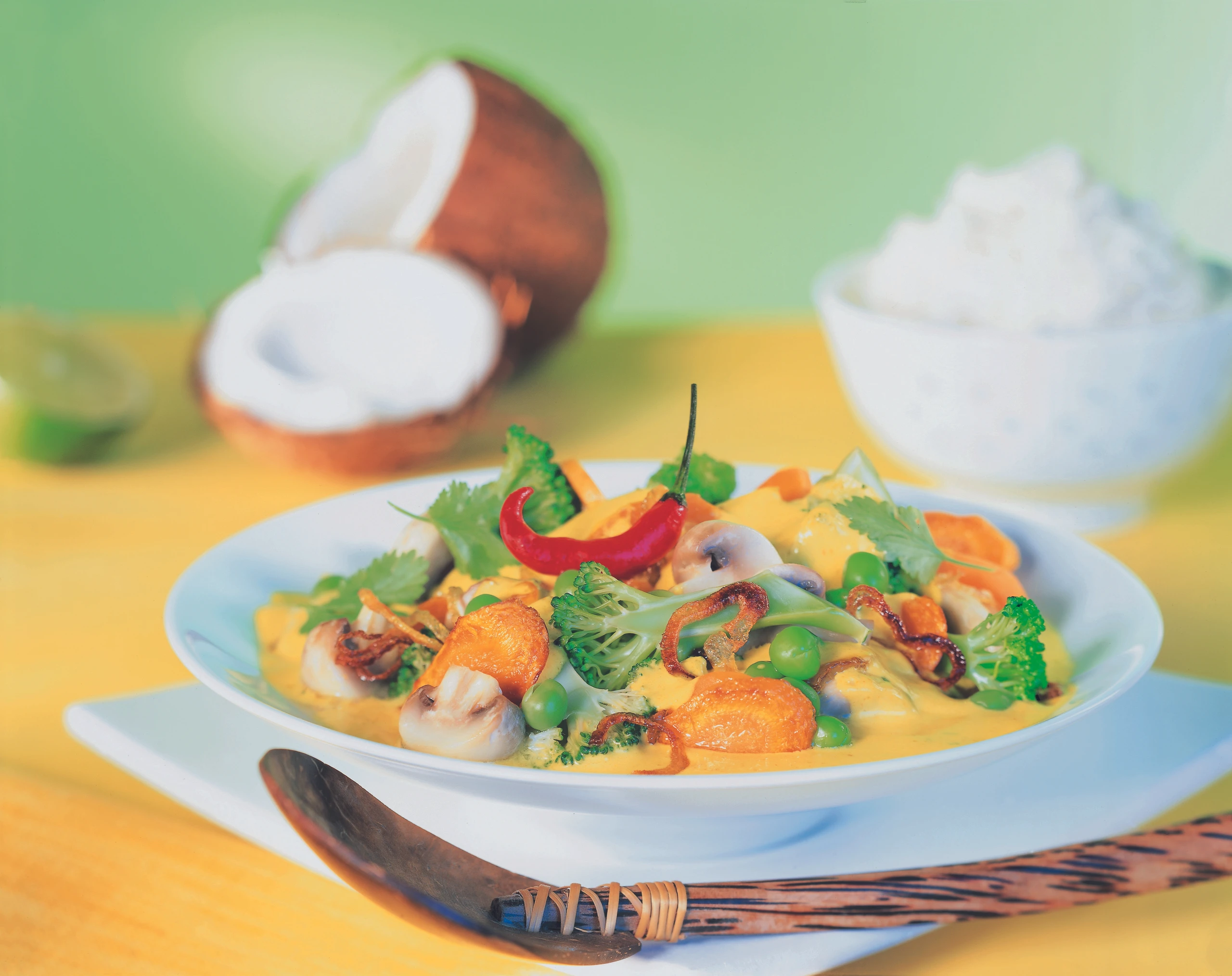 Brokkoli, Karotten und Pilze in Kokos-Curry-Sauce