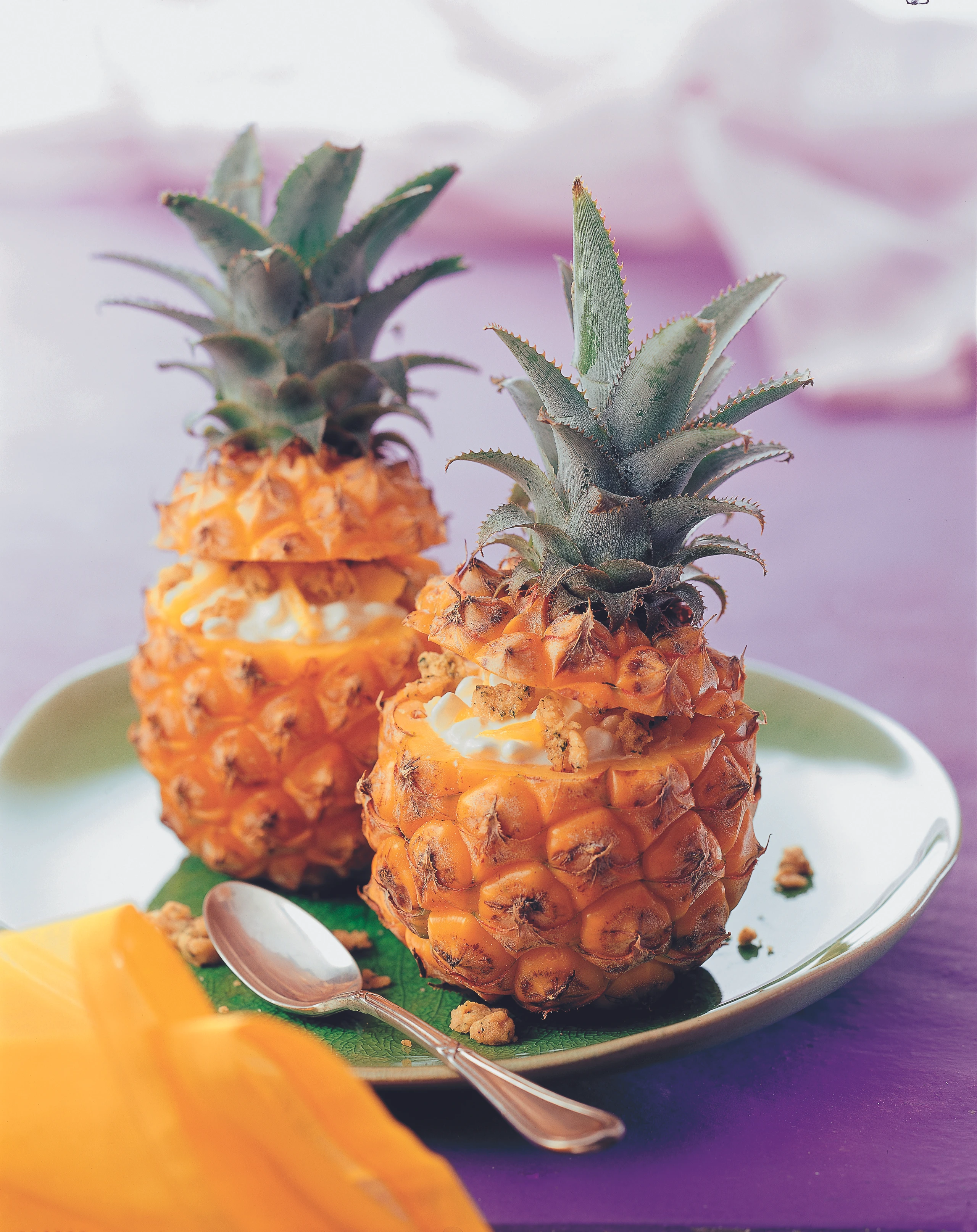 Gefüllte Ananas mit Minzestreusel