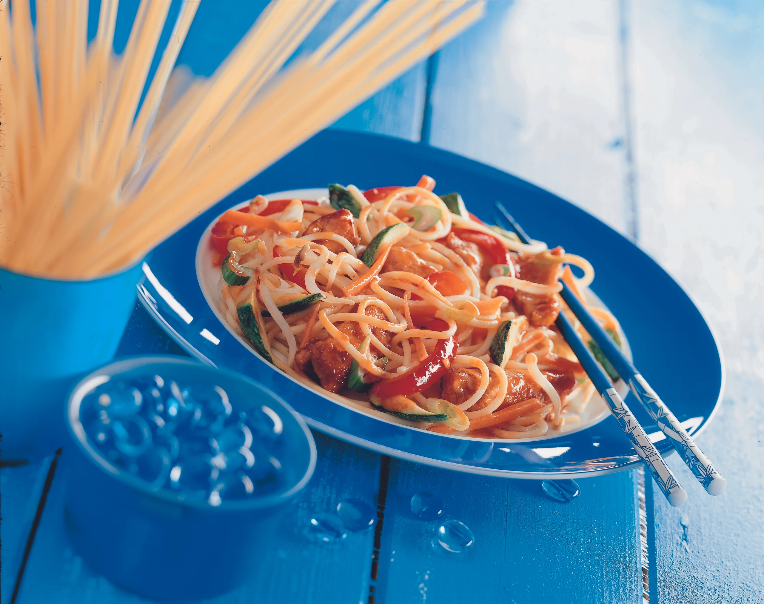 Gebratene Nudeln mit Hühnerfleisch, Sprossen und Gemüse