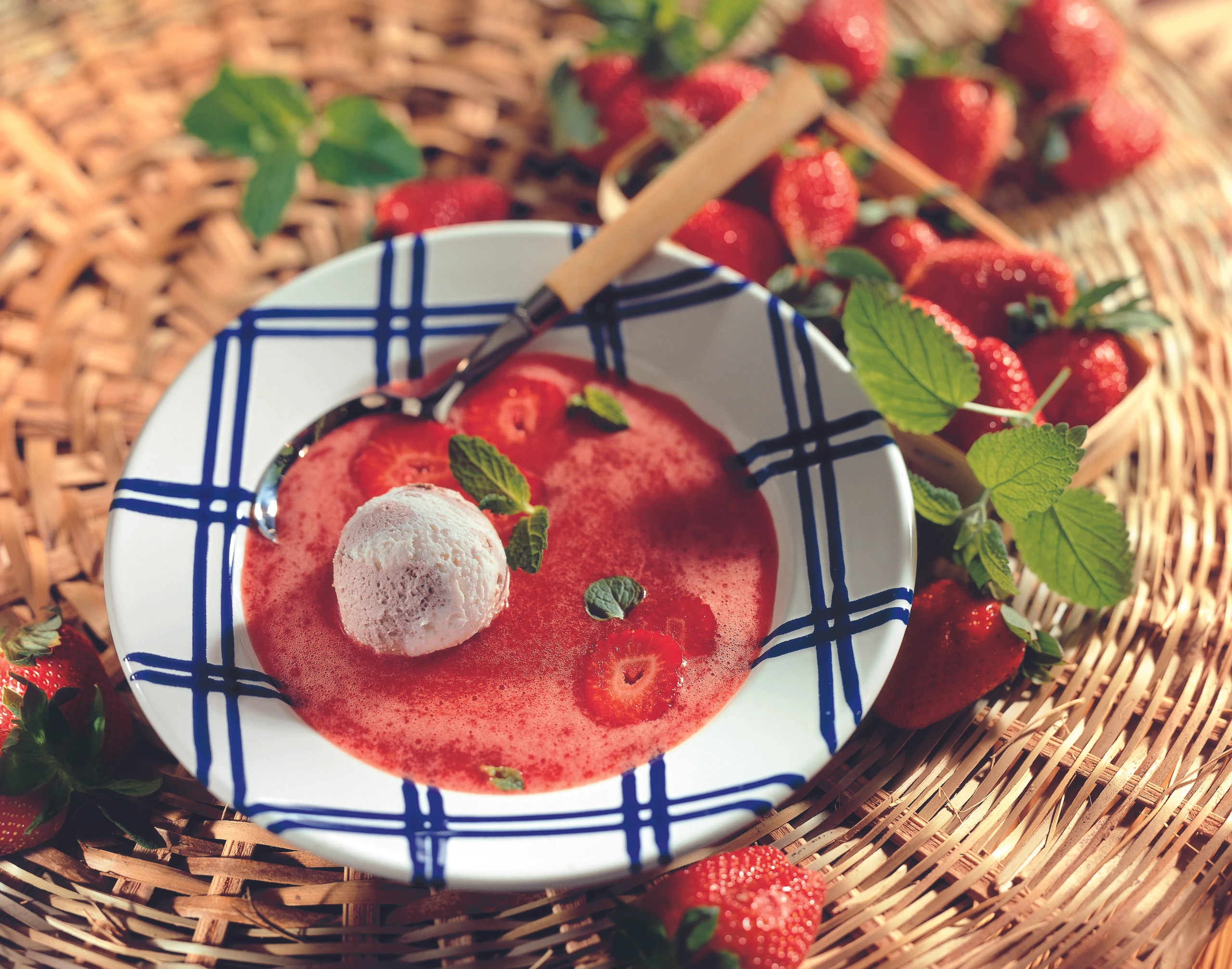 Erdbeersuppe mit Frischkäse-Knödeln