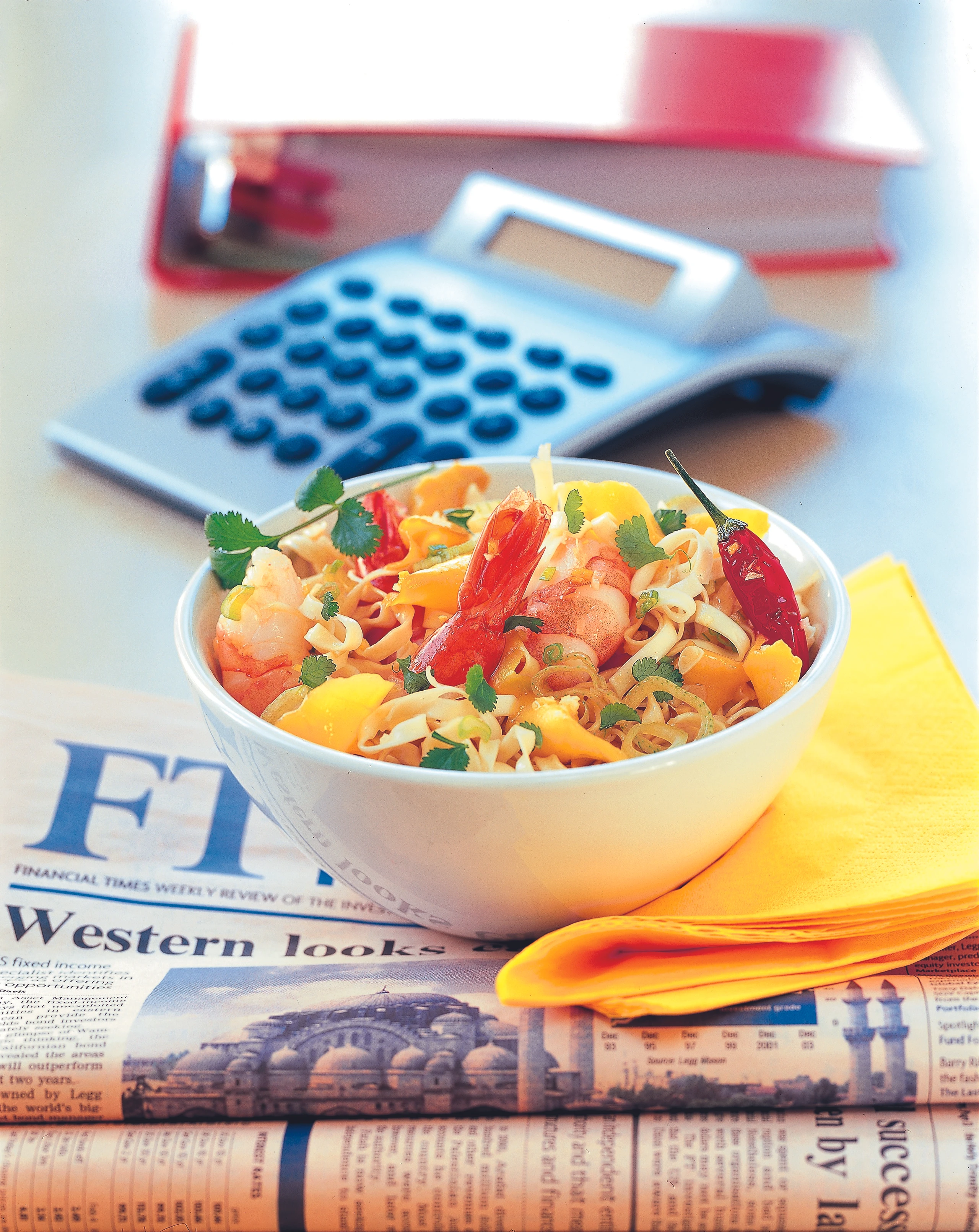 Asiatischer Nudeltopf mit Garnelen