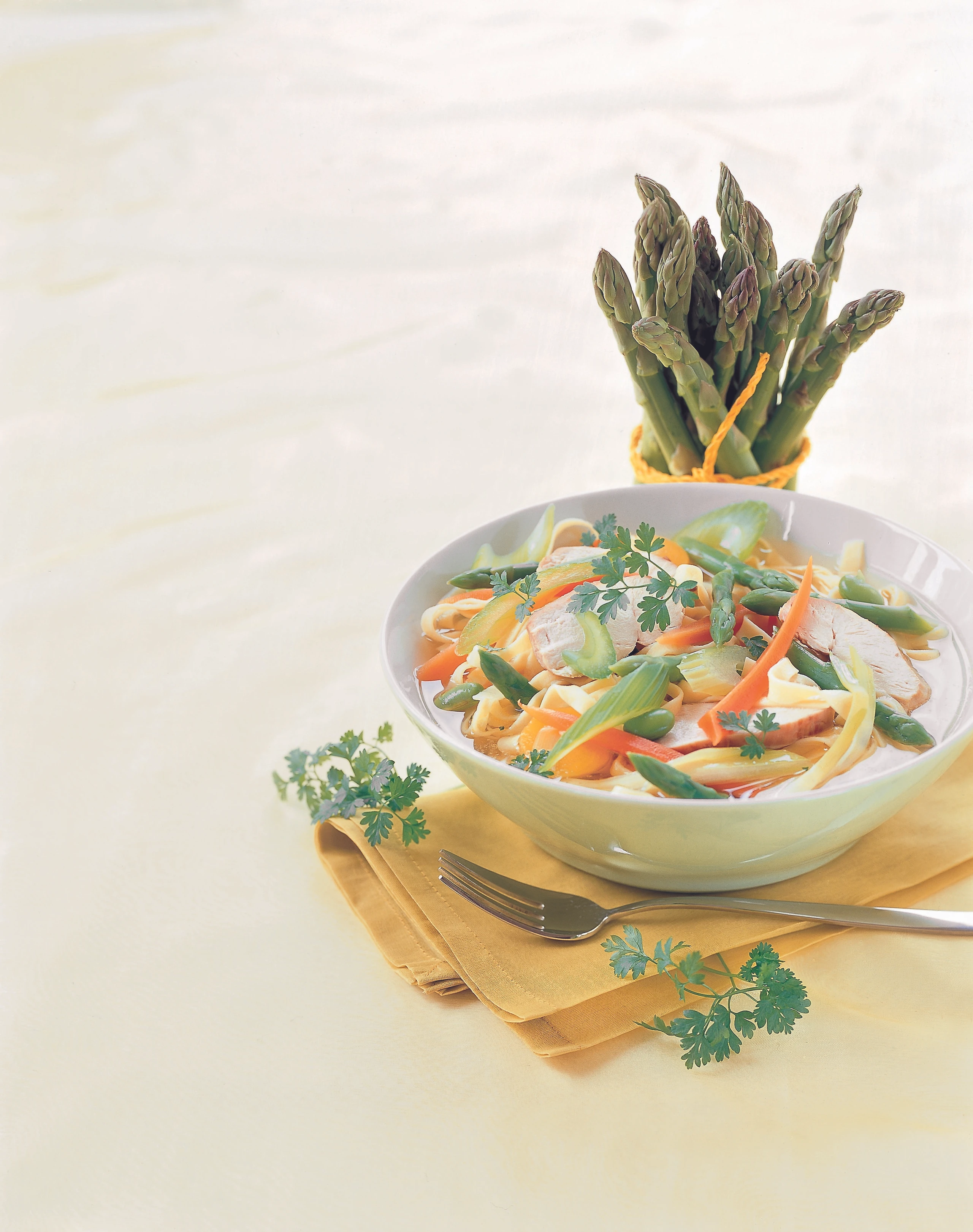 Nudeltopf mit Hühnerfilet, Gemüse und Kerbel