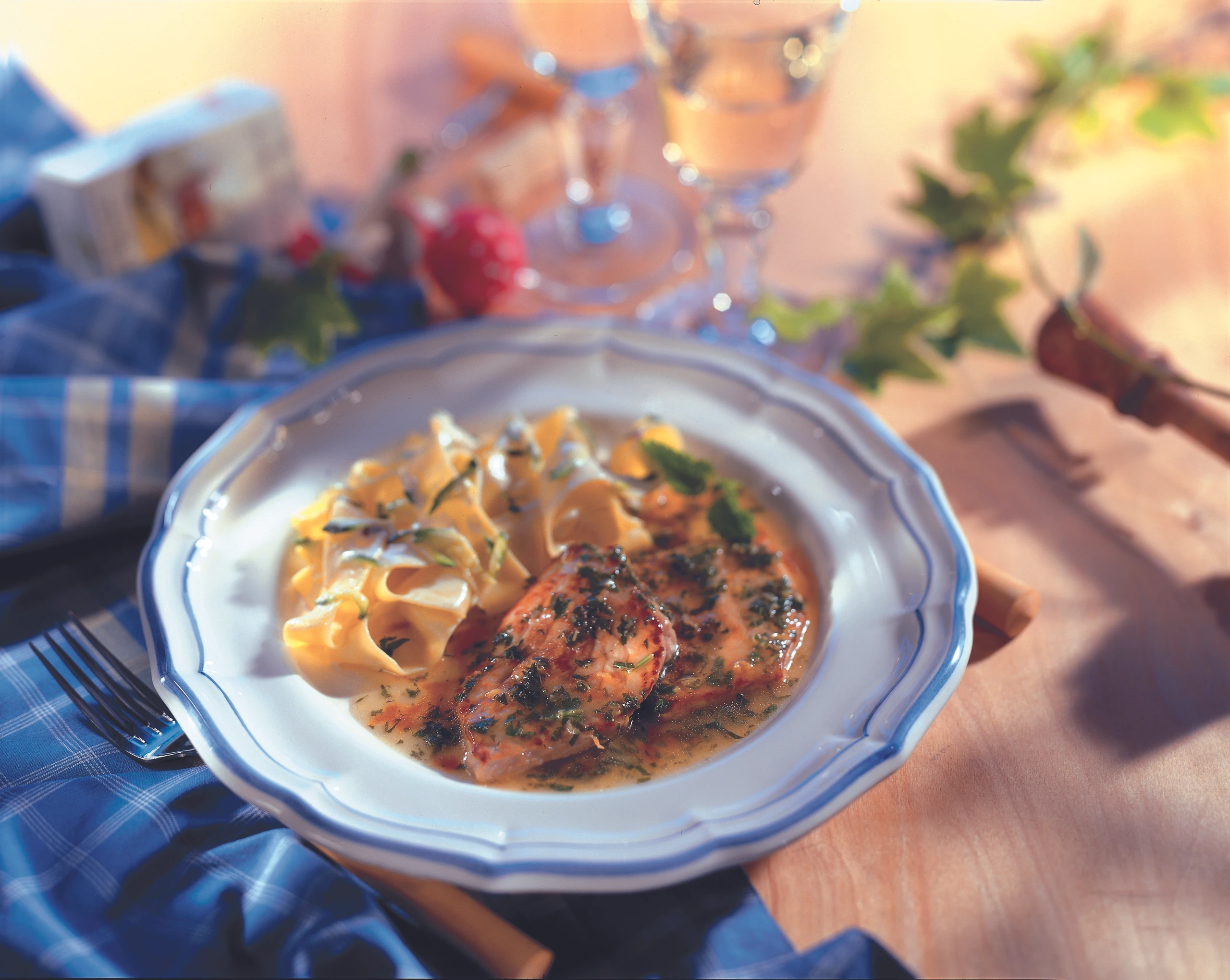 Kleine Kalbsschnitzel mit Zitronen-Melissesauce und Bandnudeln