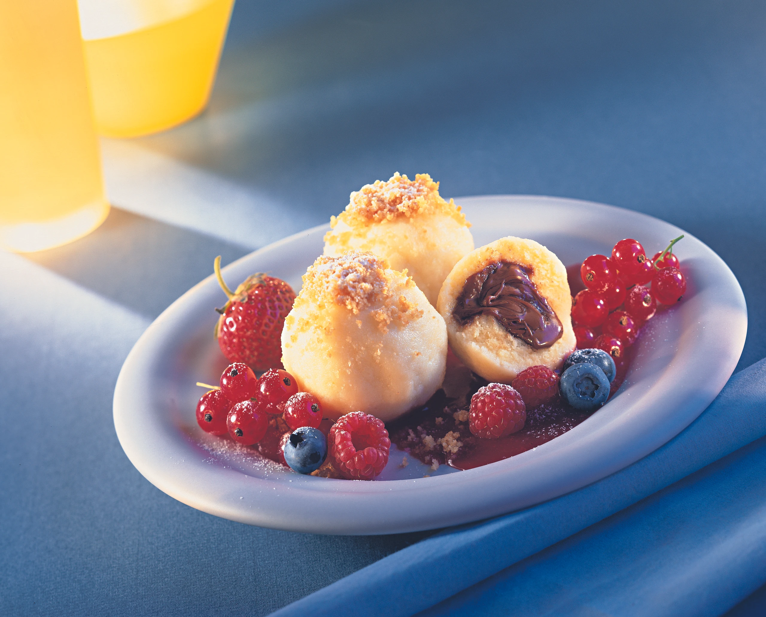 Nougatknödel mit marinierten Beeren