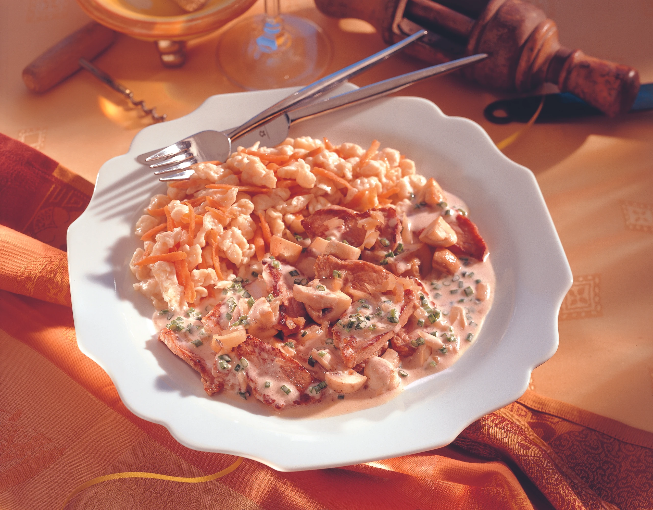 Kalbs-Geschnetzeltes mit Schwammerln und Karottenspätzle