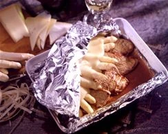 Kalbsschnitzel mit Spargel in der Folie mit gedünstetem Reis