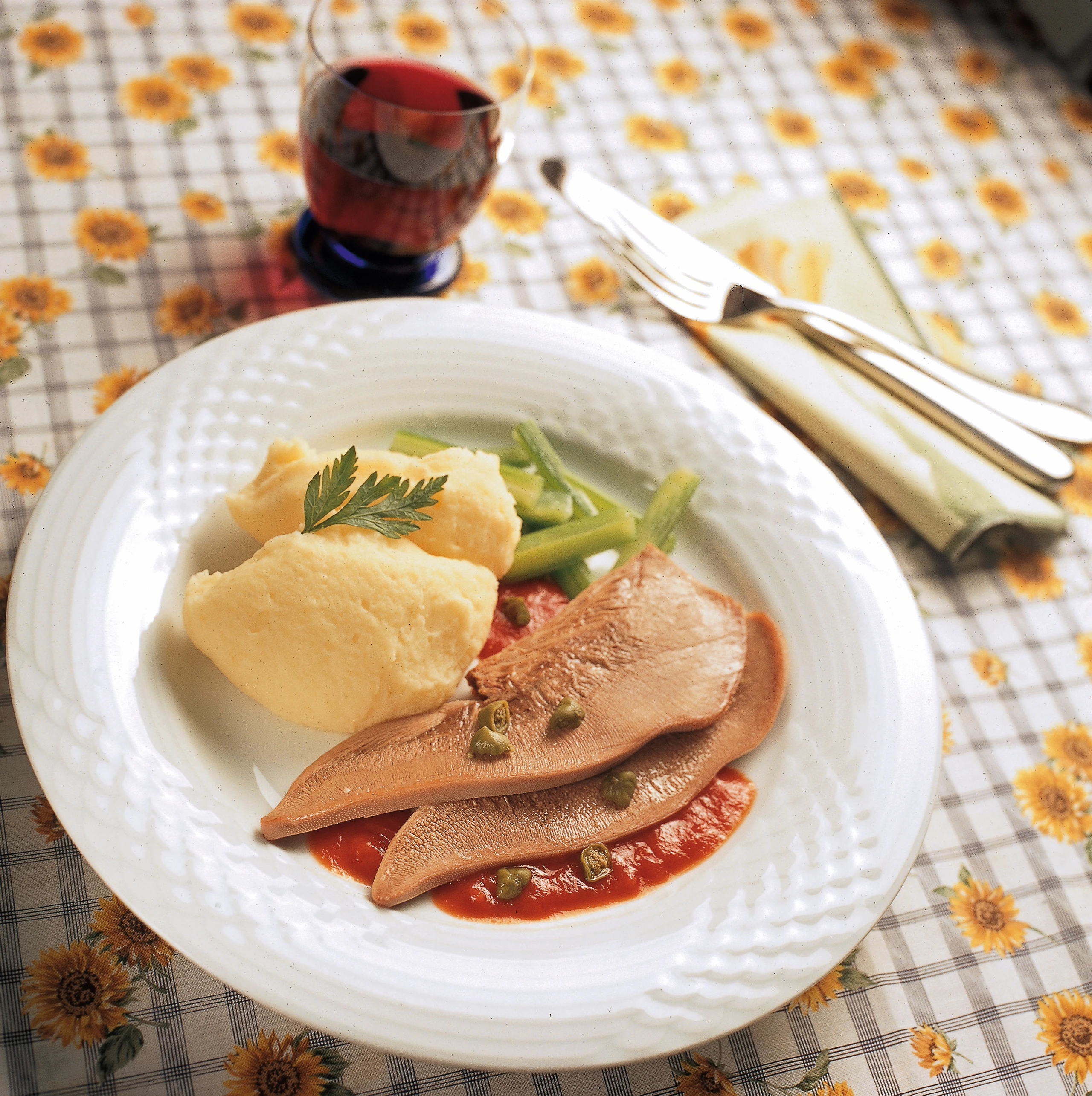Gekochte Kalbszunge mit Paradeissauce und Erdäpfelpüree