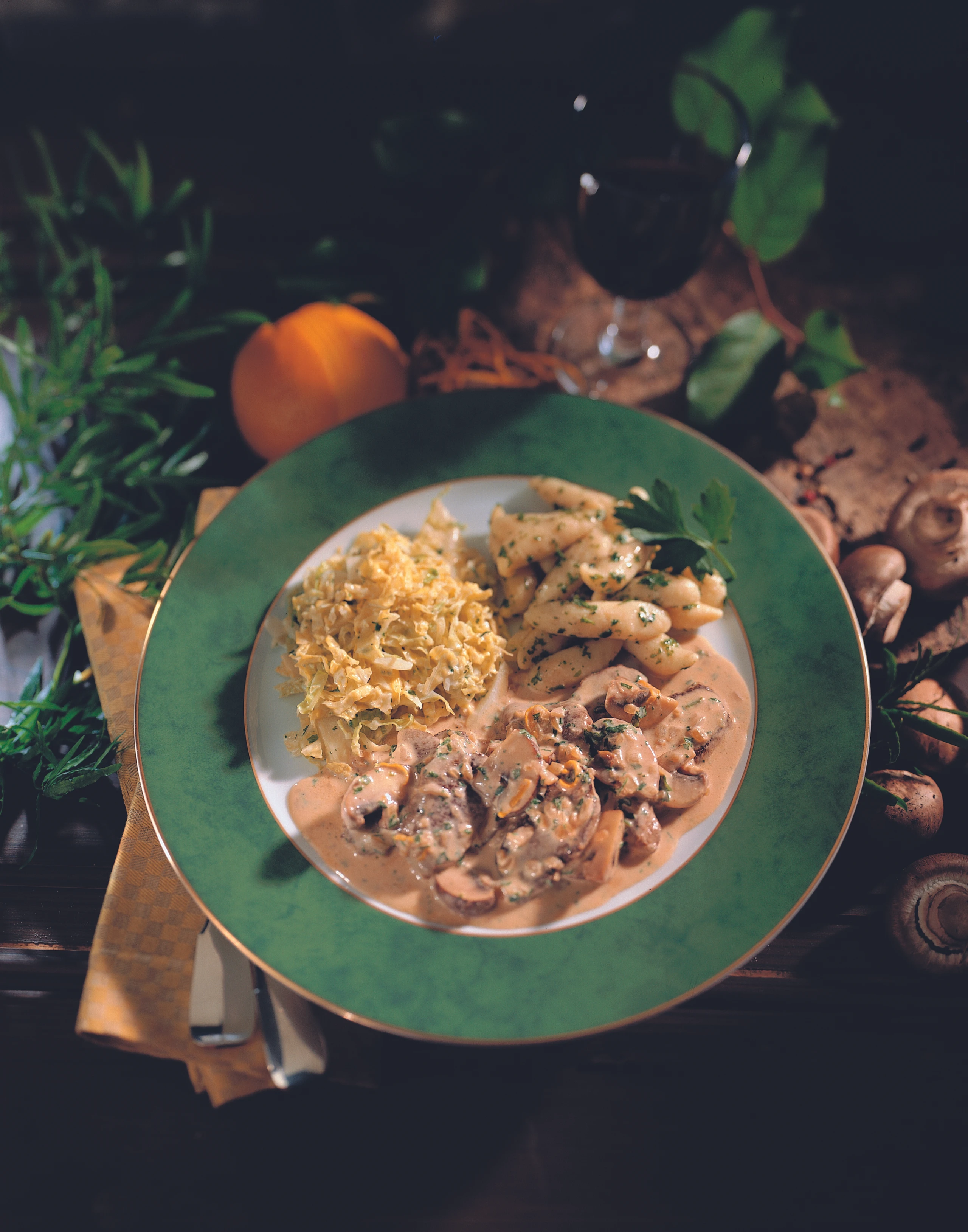 Wildschwein-Geschnetzeltes mit Kräuternudeln und Kohlgemüse