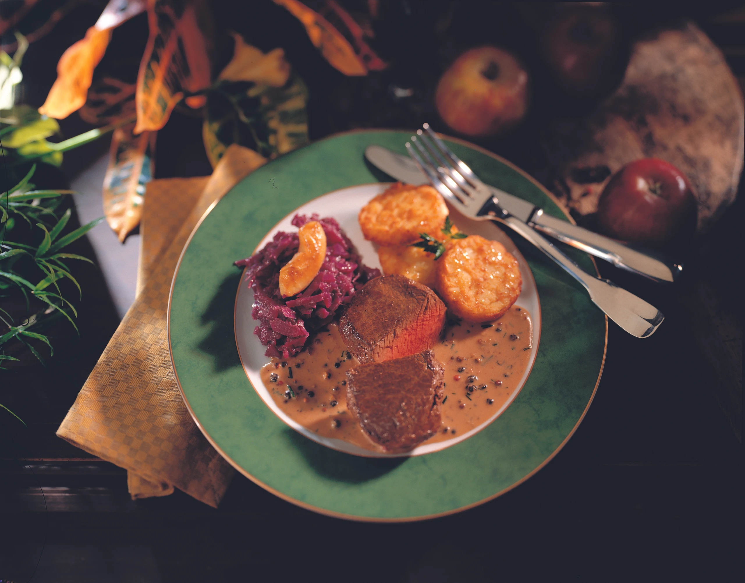 Hirschsteak mit Pfeffersauce und Apfel-Rotkraut