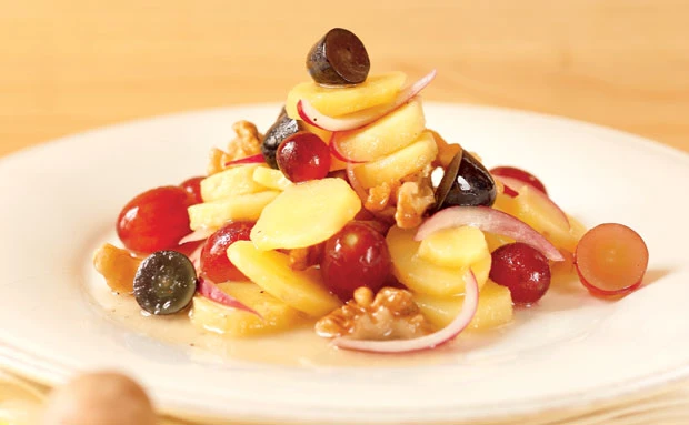 Erdäpfelsalat mit Trauben