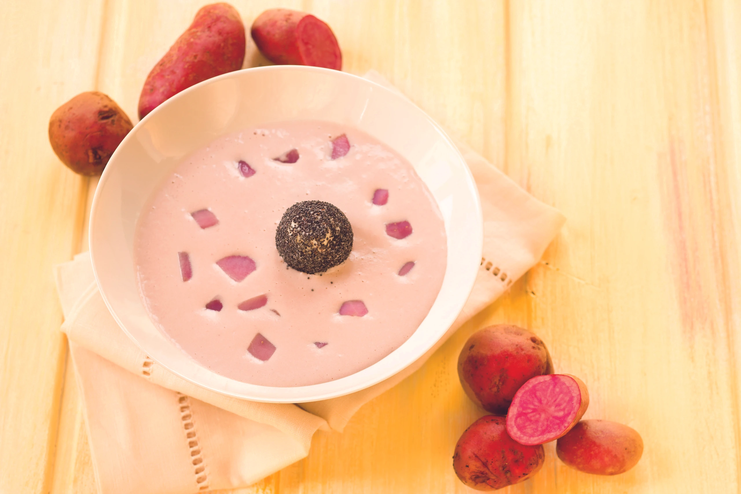 Rosa Erdäpfelsuppe mit Käse-Mohnpralinen