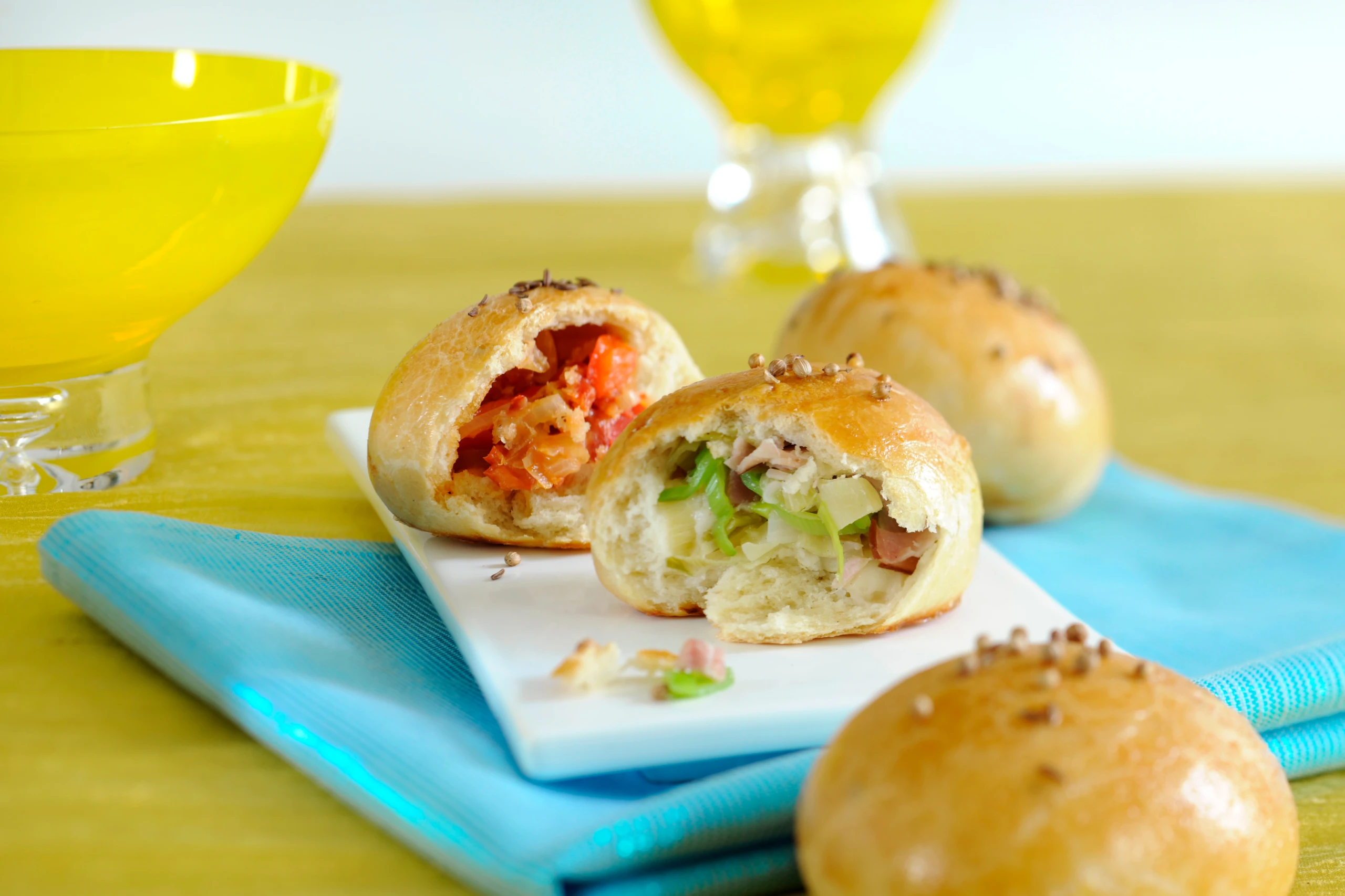 Würzige Weckerl mit Paprika-Käse-Füllung und Lauch-Schinken-Füllung