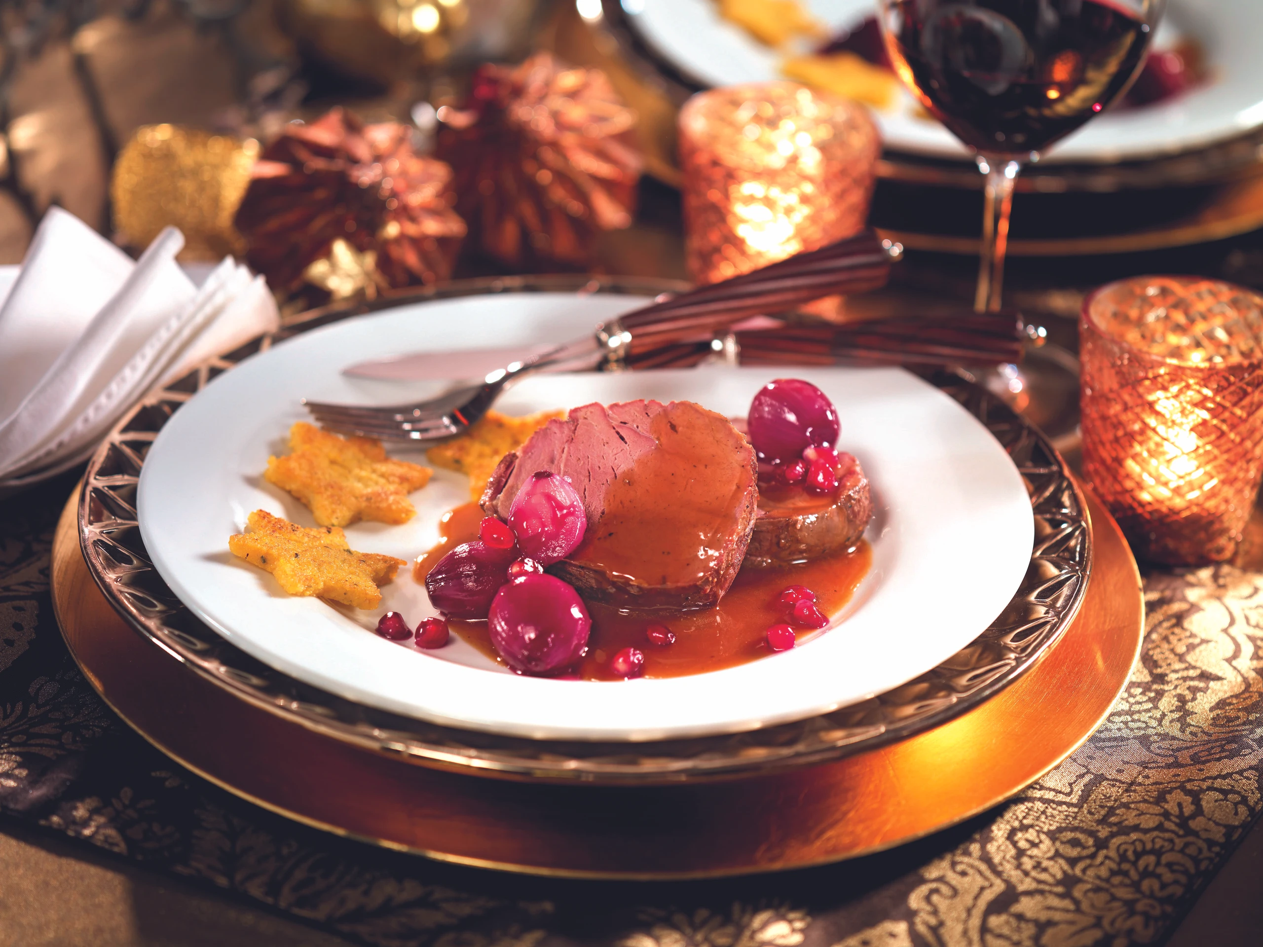 Wildschweinbraten mit Grenadine-Schalotten und Polentasternen