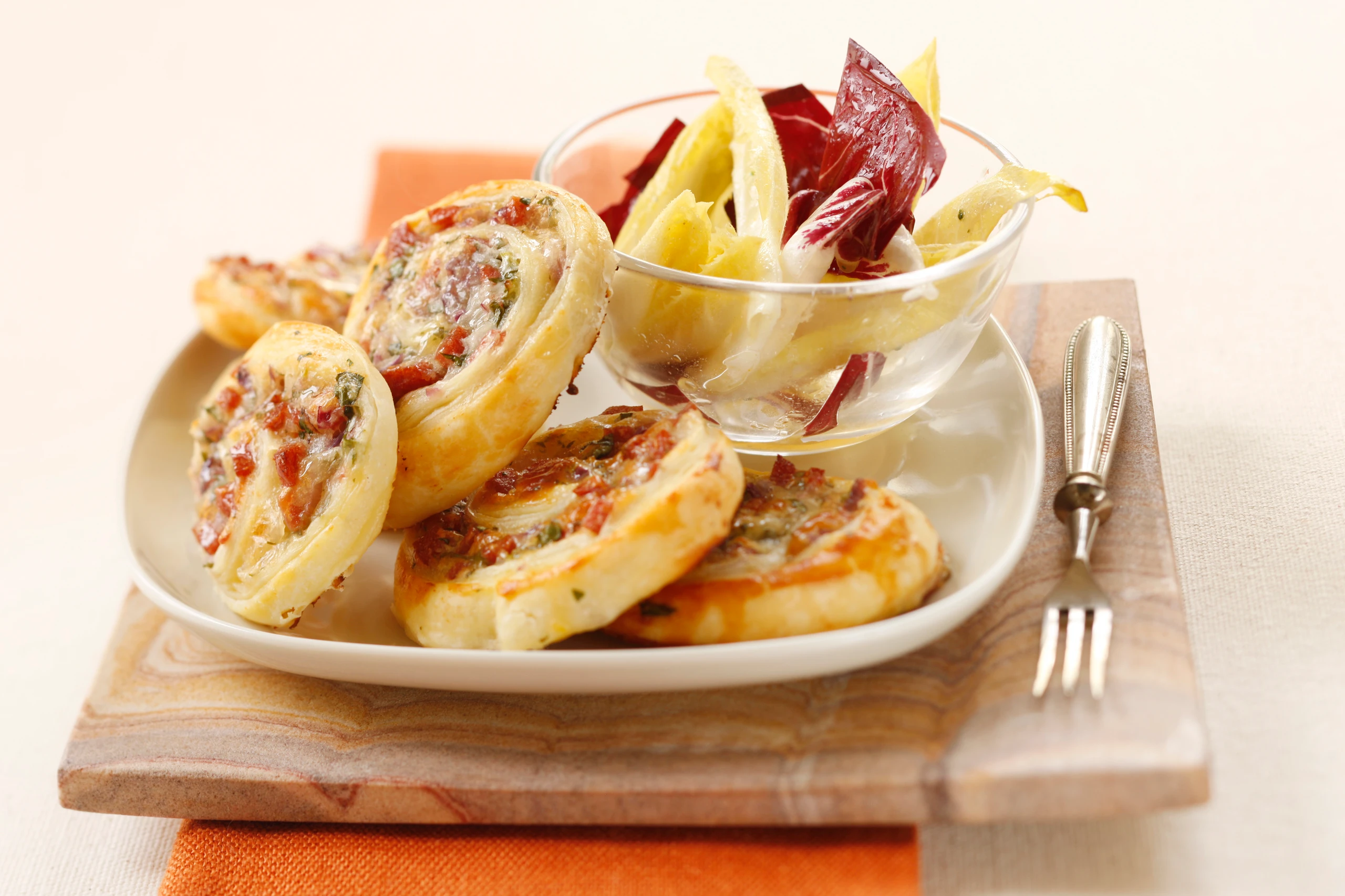 Pikante Teigschnecken mit buntem Salat