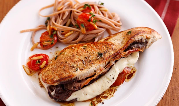 Putenschnitzel mit Mozzarella-Olivenfülle und Pasta